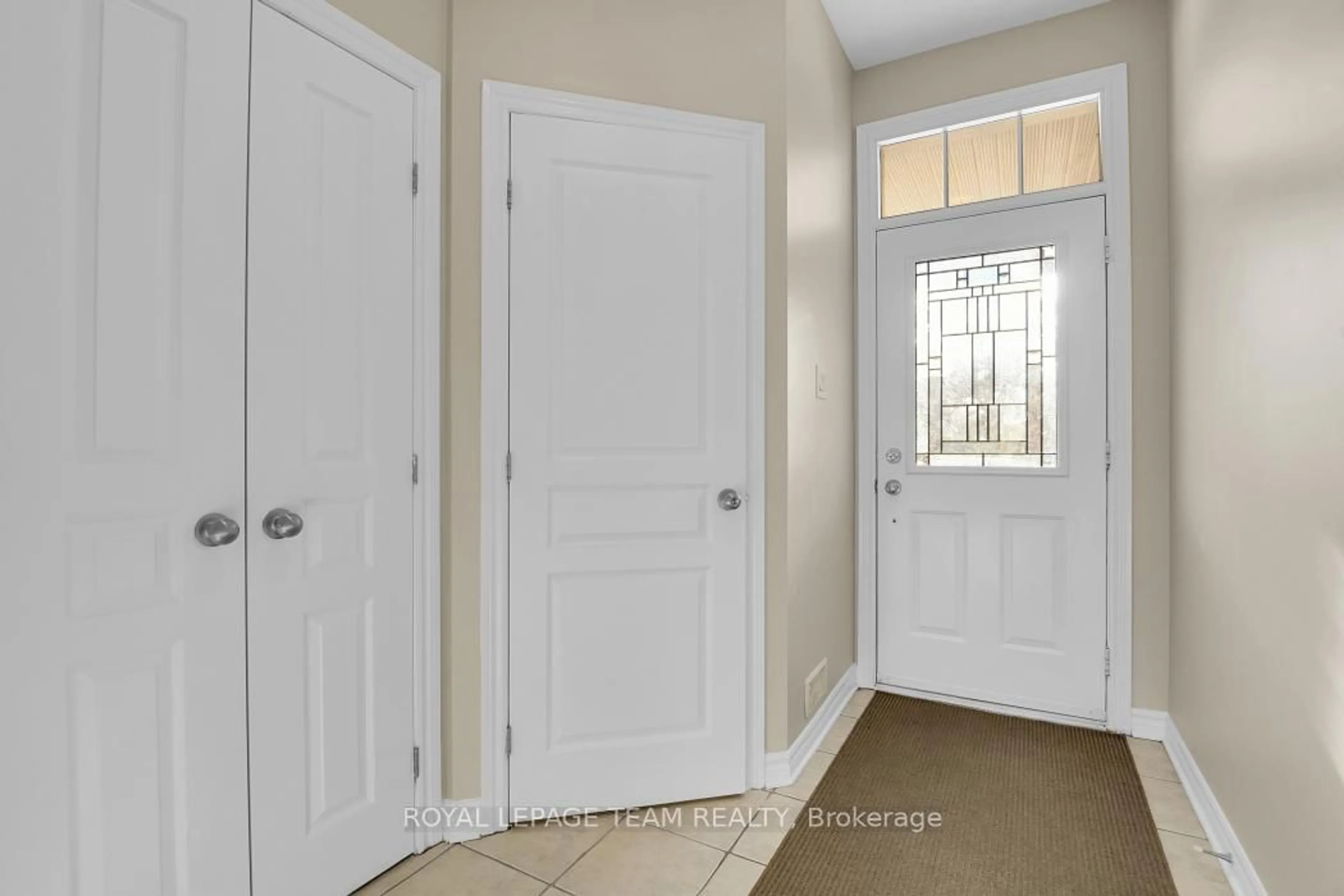 Indoor entryway for 541 Salzburg Dr, Orleans Ontario K4A 0C6