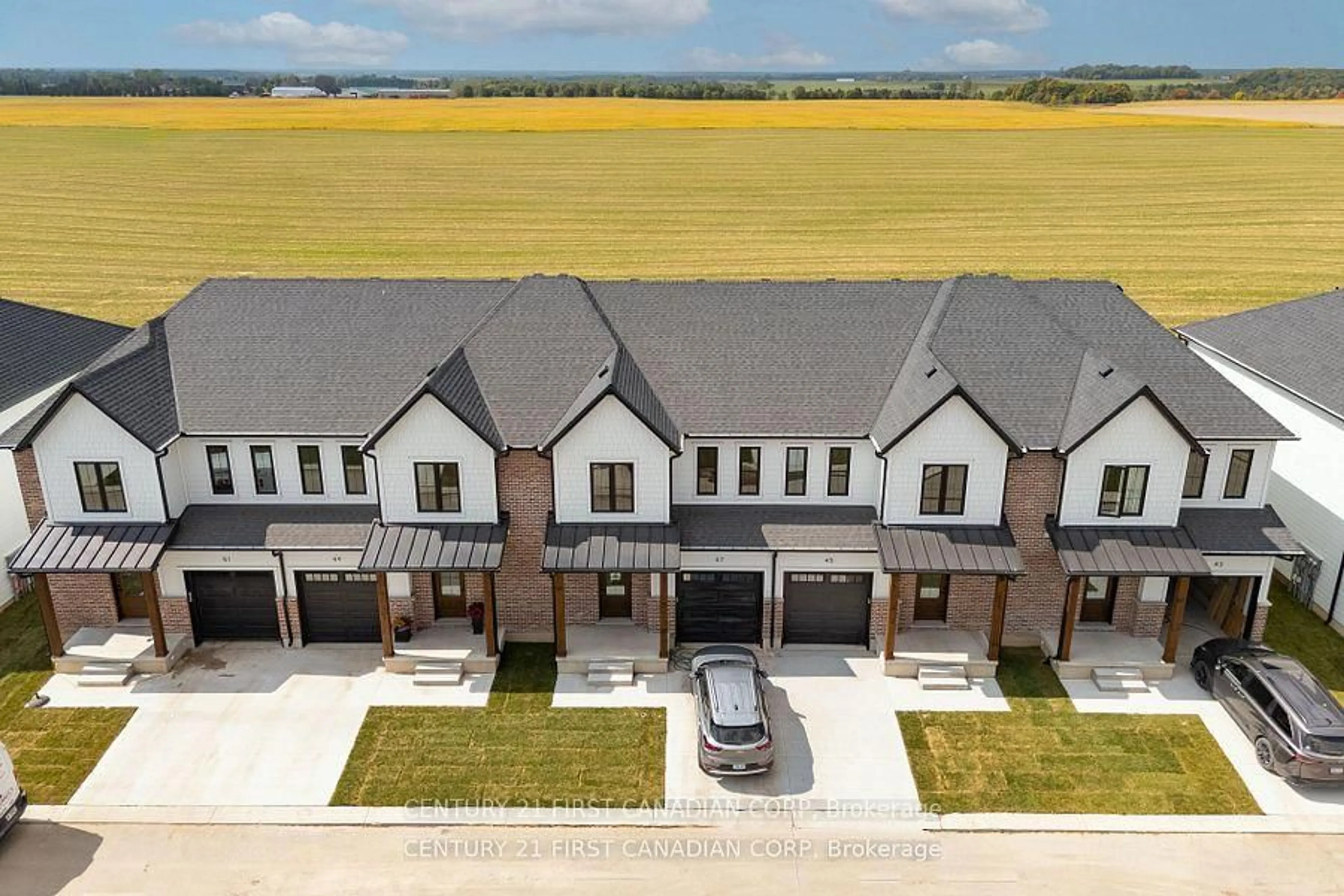 A pic from outside/outdoor area/front of a property/back of a property/a pic from drone, street for 147-31(21) SCOTTS Dr, Lucan Biddulph Ontario N0M 2J0