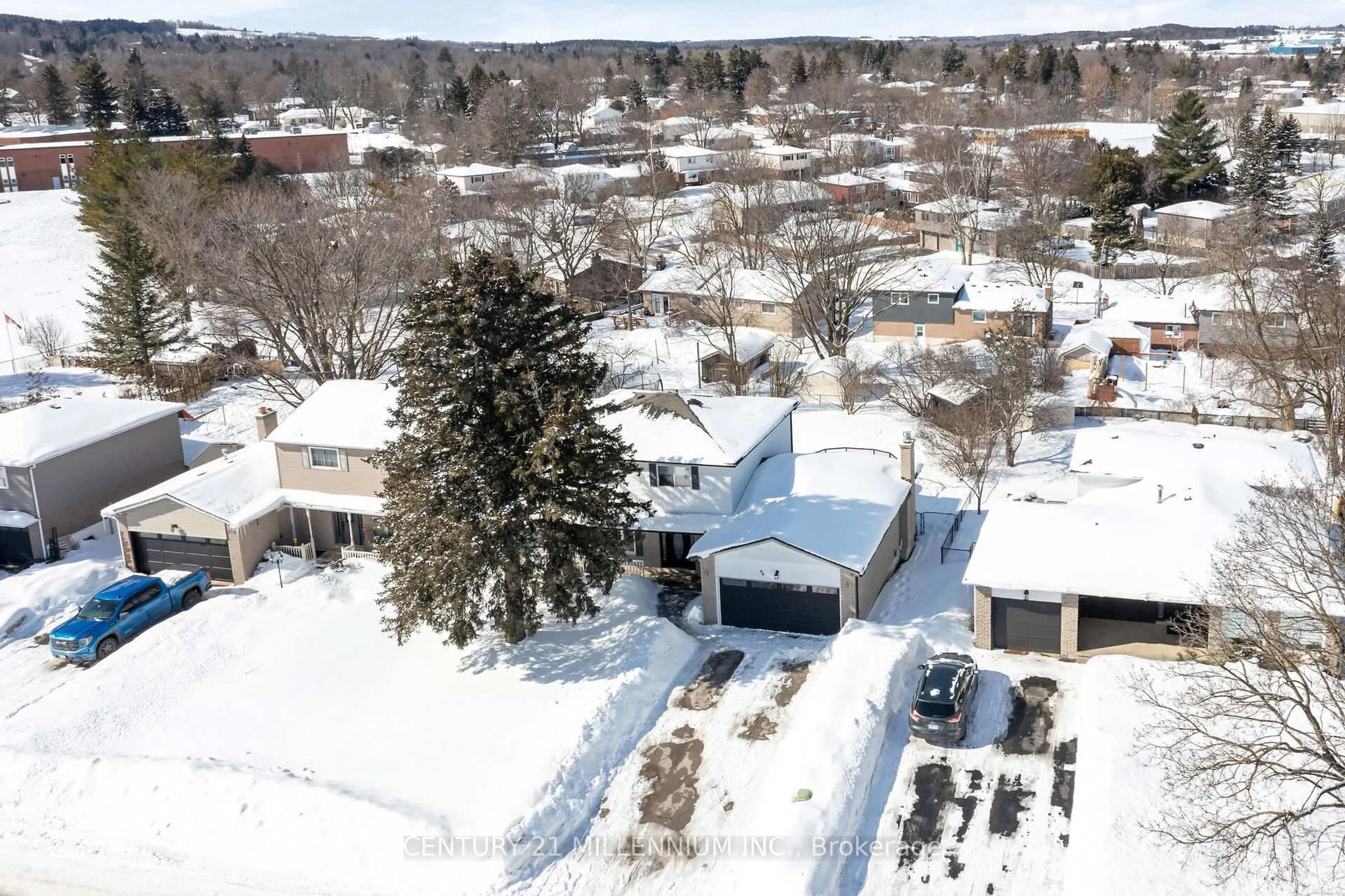 A pic from outside/outdoor area/front of a property/back of a property/a pic from drone, street for 44 Erindale Dr, Erin Ontario N0B 1T0