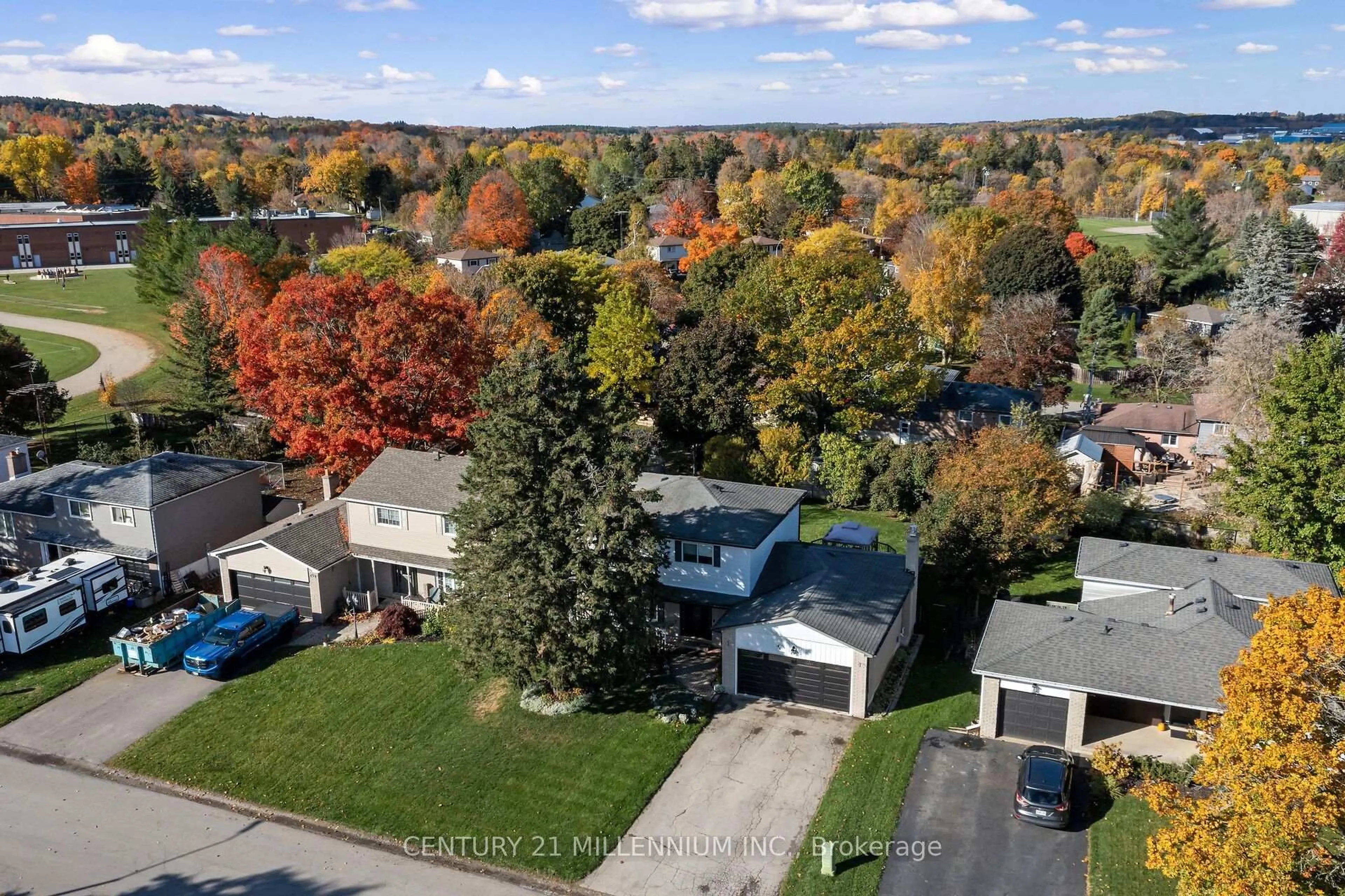 A pic from outside/outdoor area/front of a property/back of a property/a pic from drone, unknown for 44 Erindale Dr, Erin Ontario N0B 1T0