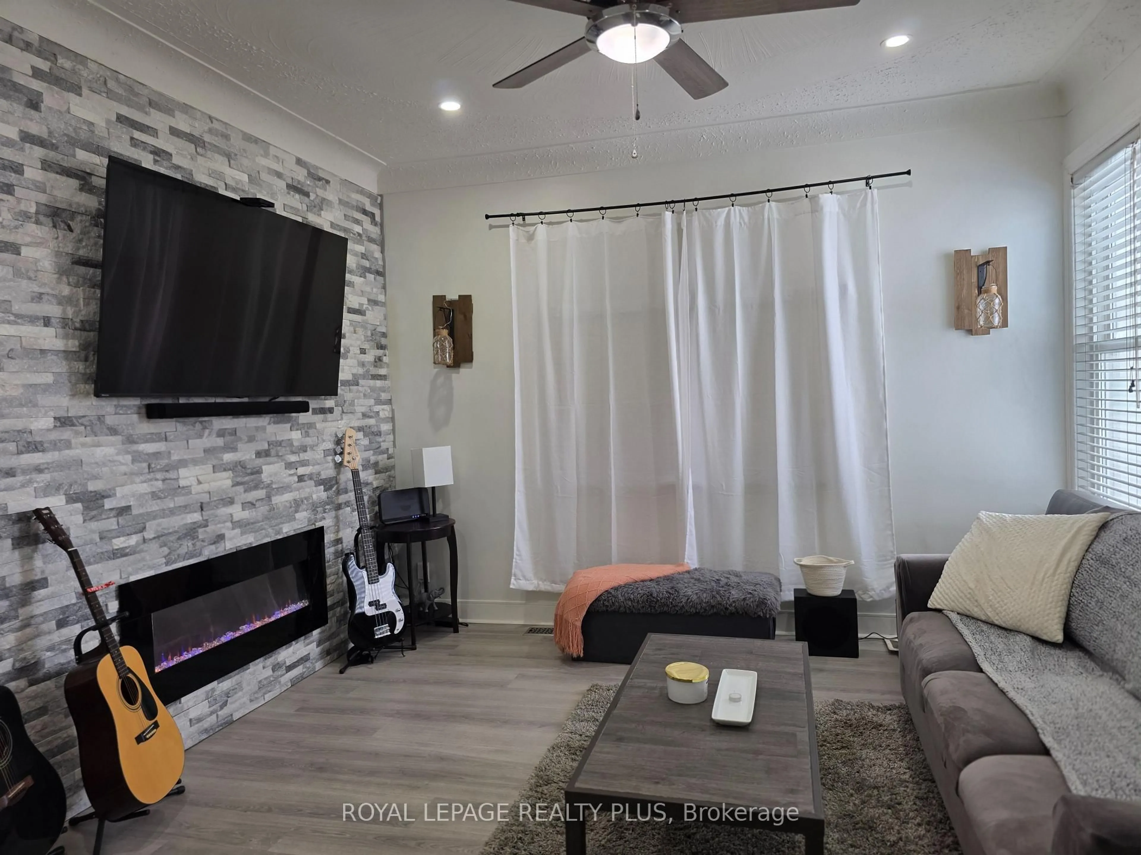 Living room with furniture, unknown for 58 East 22nd St, Hamilton Ontario L8V 2V3