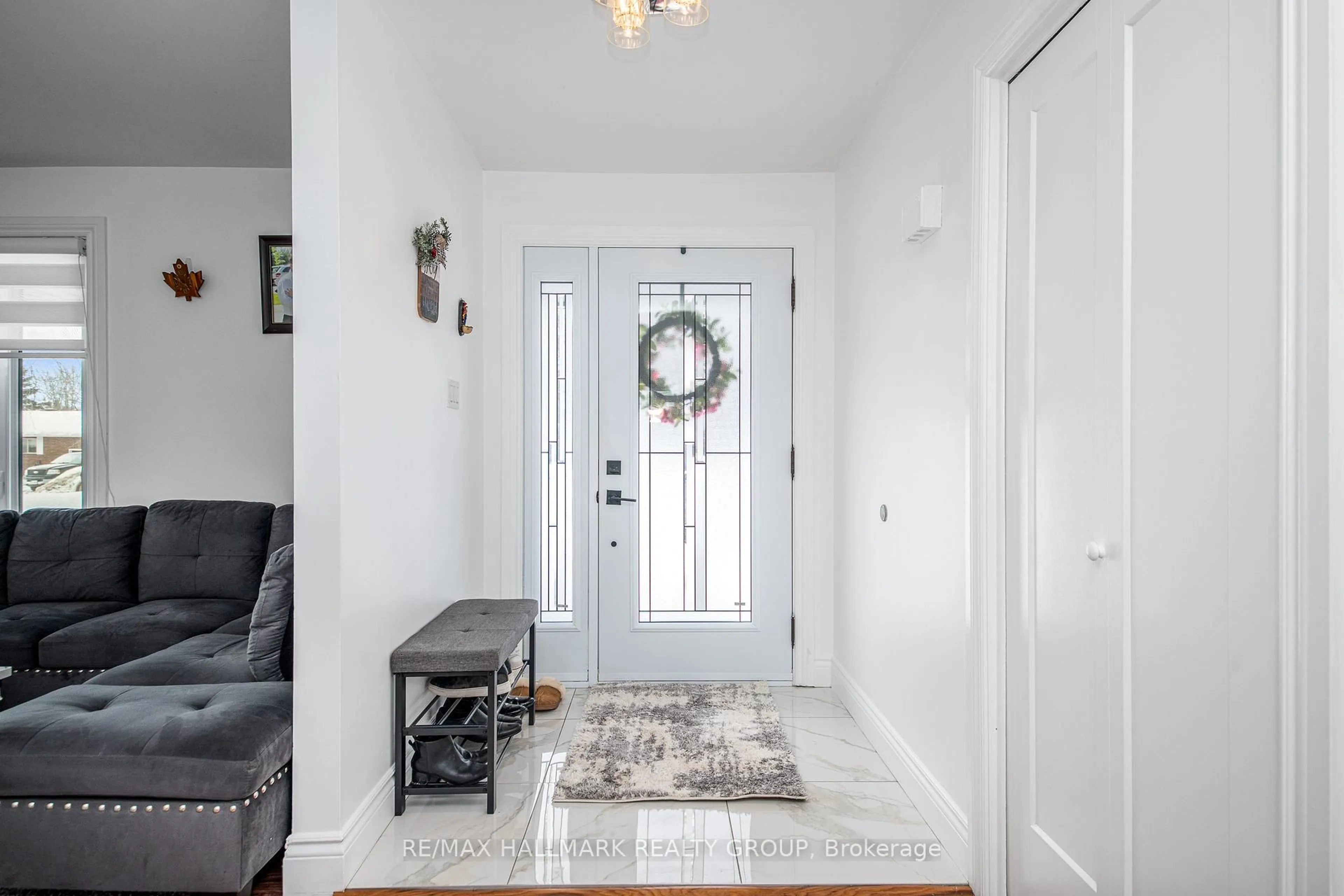 Indoor entryway for 1190 Maple Ave, Manotick Ontario K4M 1J6
