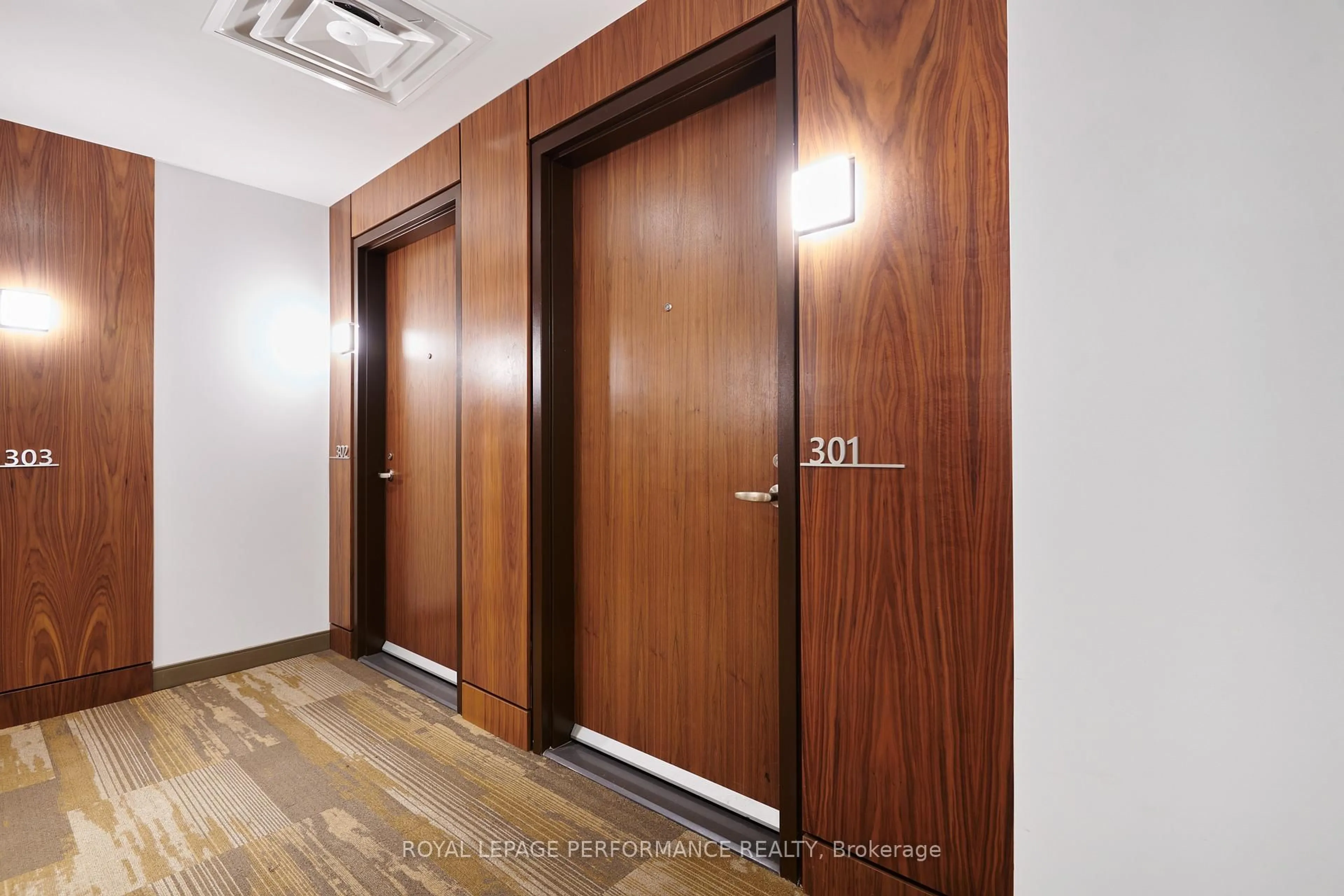 Indoor foyer for 570 De Mazenod Ave #301, Ottawa Ontario K1S 5X2