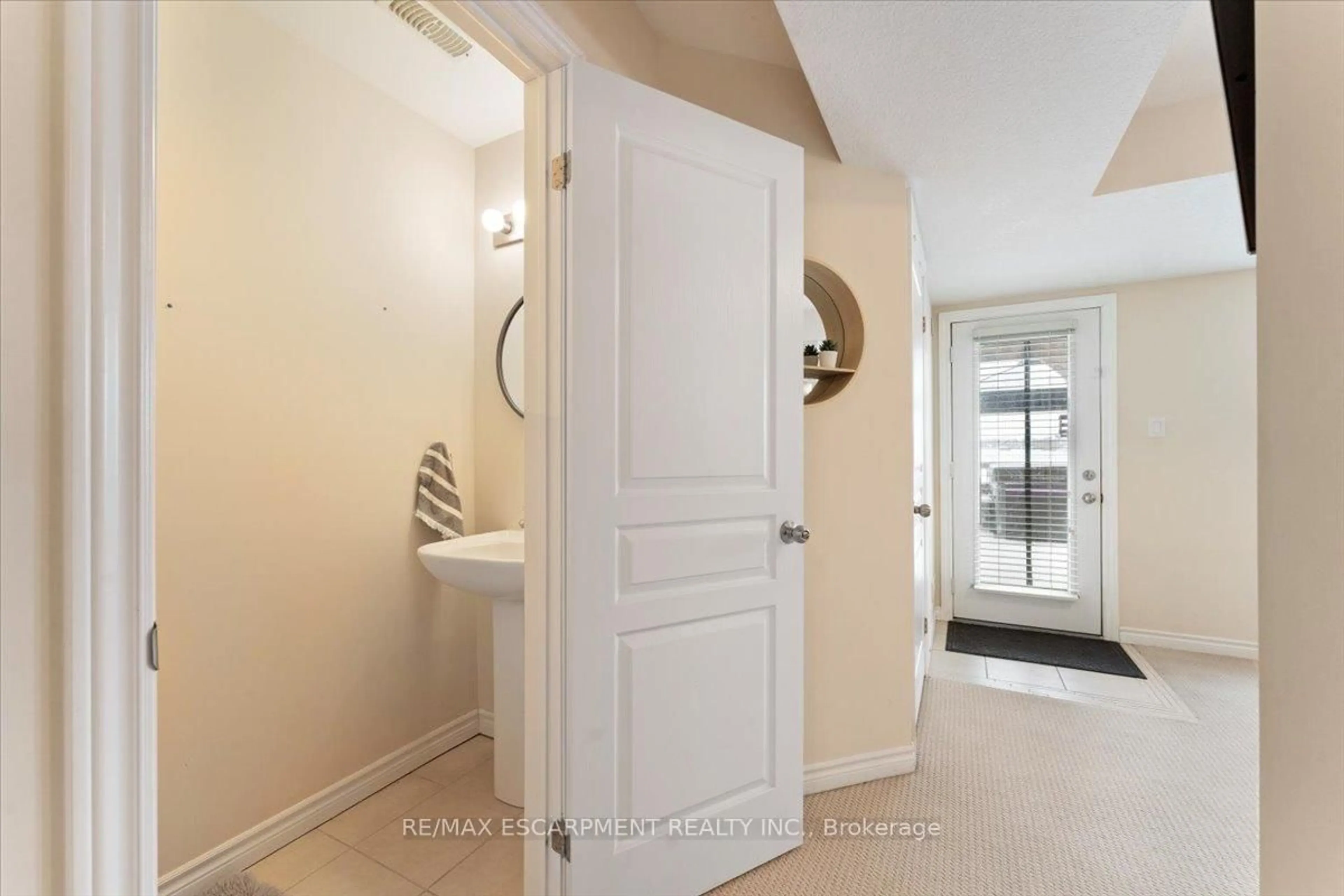 Indoor entryway for 31 Mayland St, Hamilton Ontario L8J 0G4