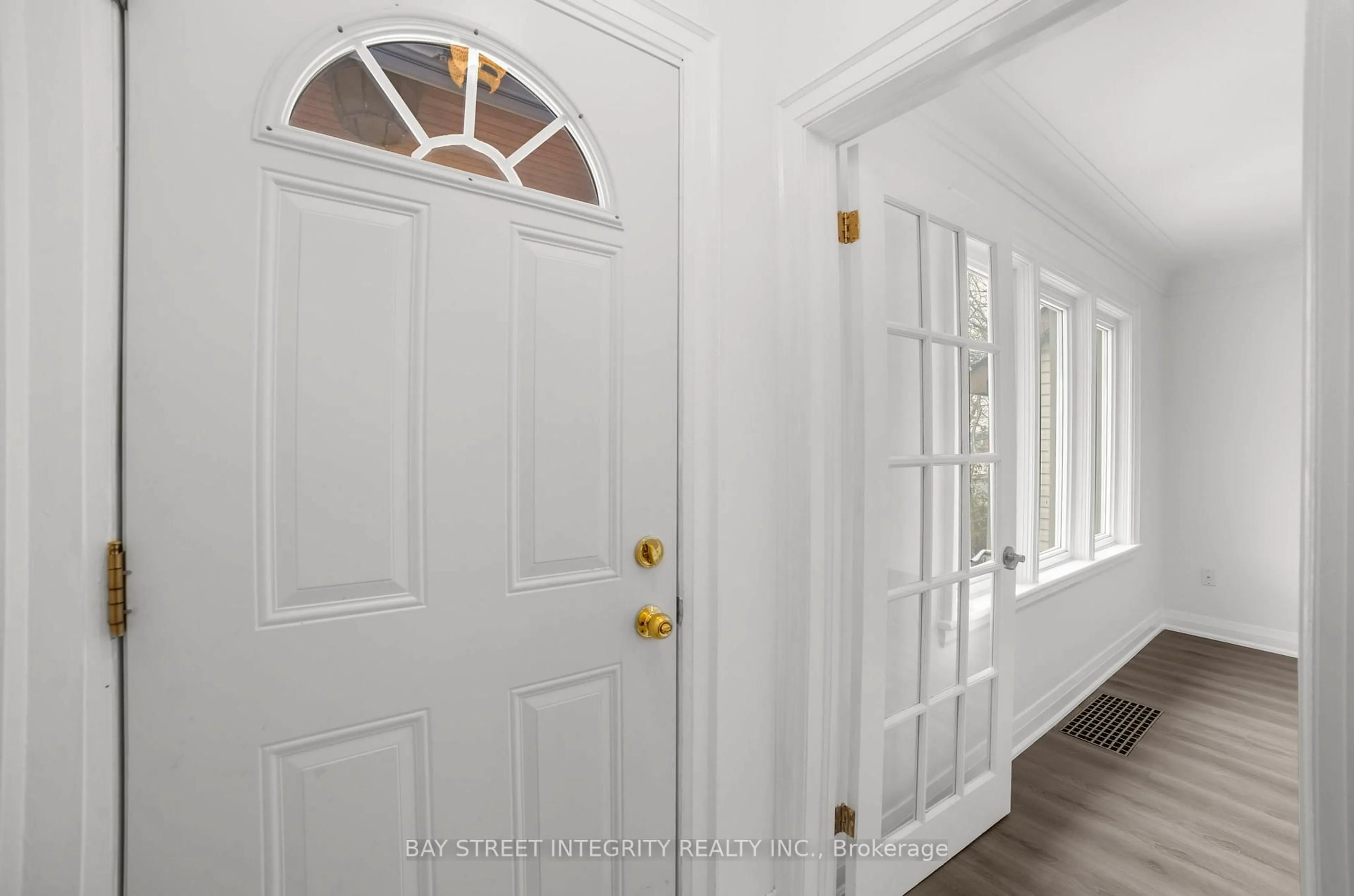 Indoor entryway for 53 Paradise Rd, Hamilton Ontario L8S 1S3