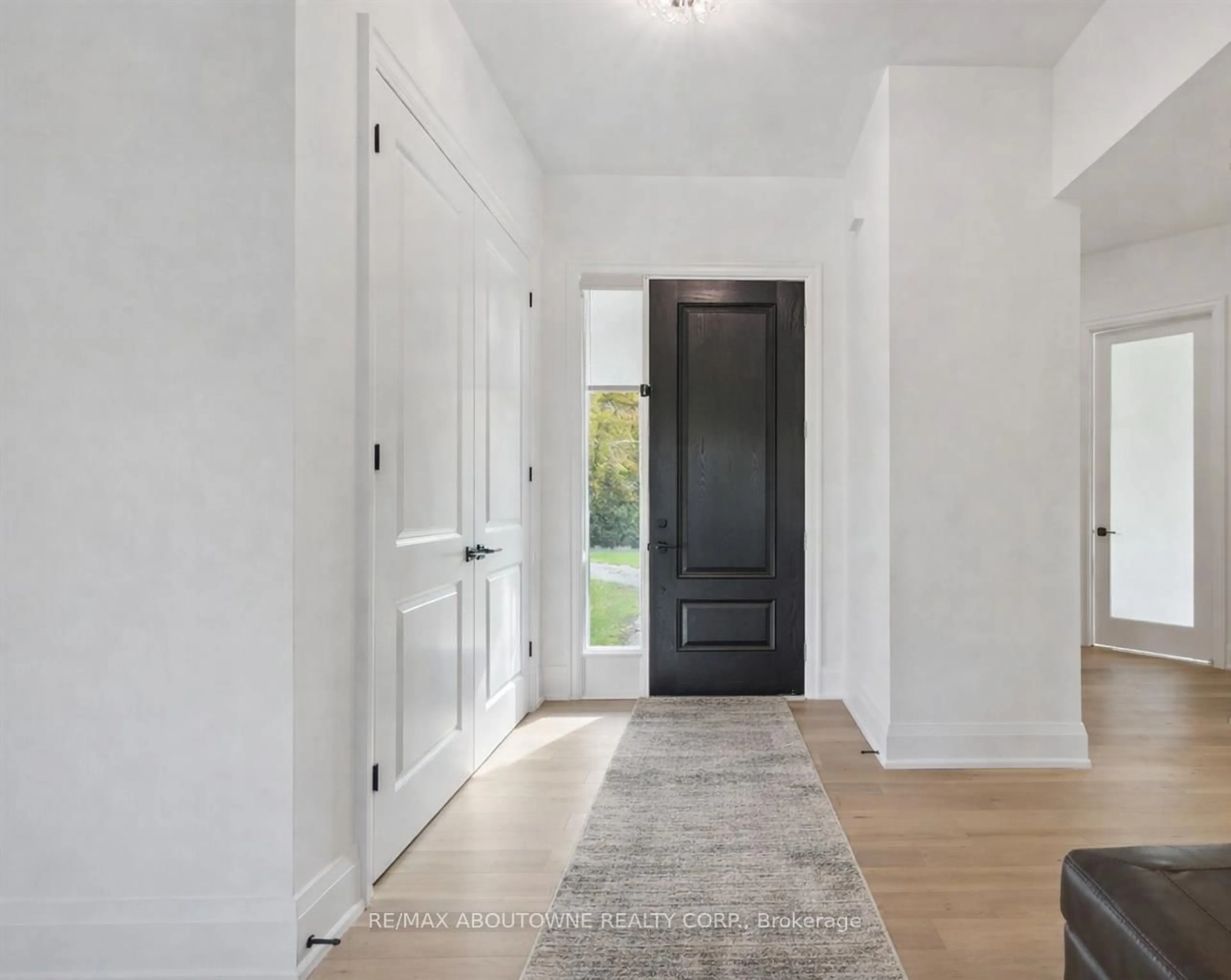 Indoor entryway for 9042 Sideroad 10, Erin Ontario L7J 2L8