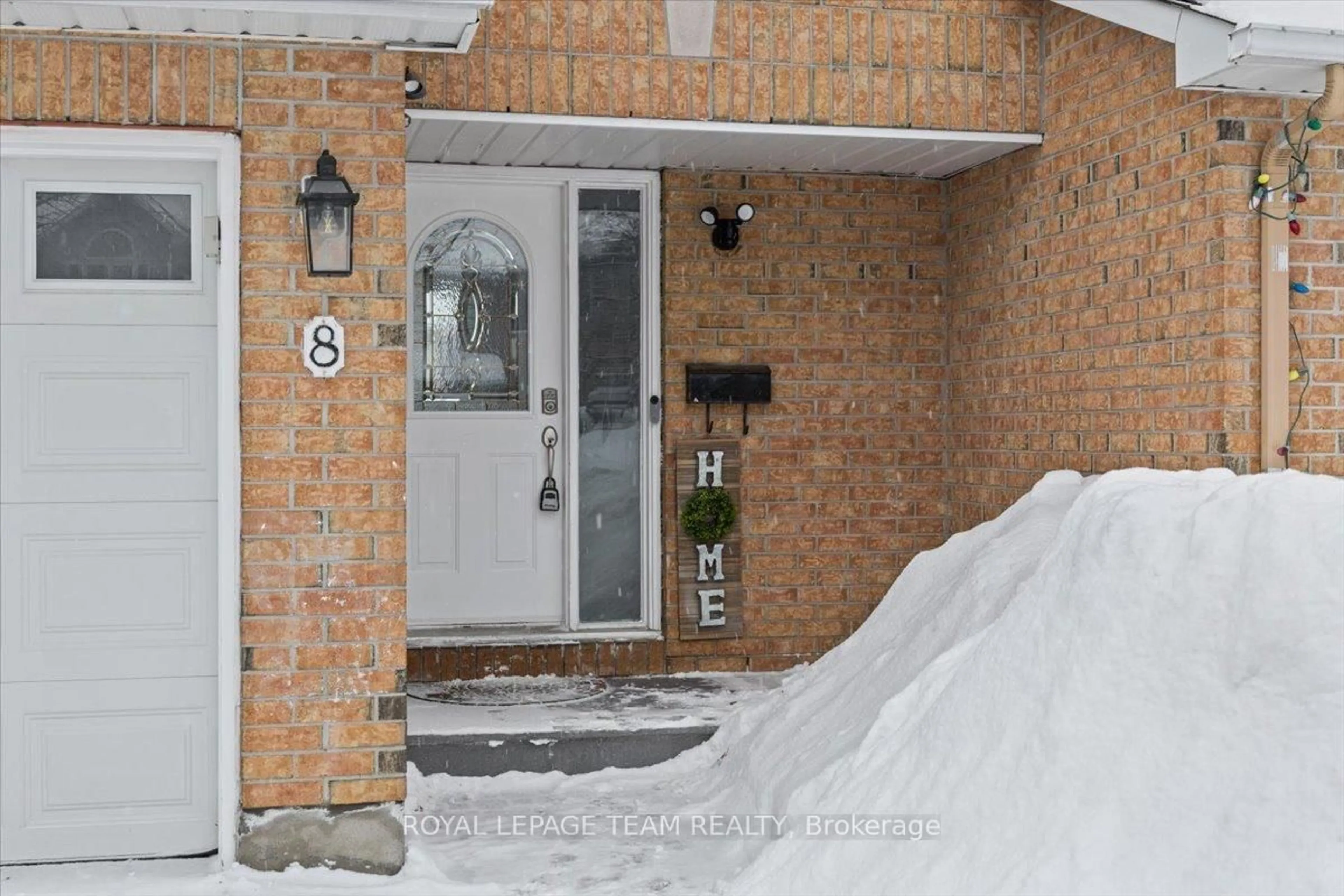 Indoor entryway for 8 Crownridge Dr, Ottawa Ontario K2M 2M8