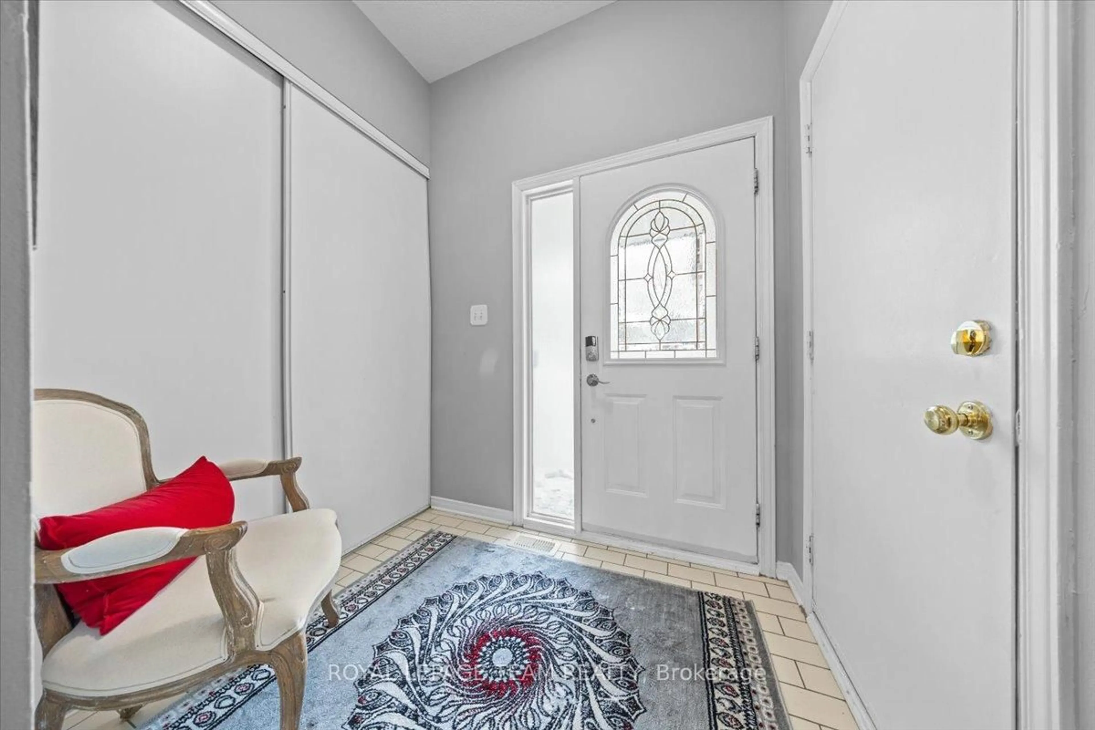 Indoor entryway for 8 Crownridge Dr, Ottawa Ontario K2M 2M8