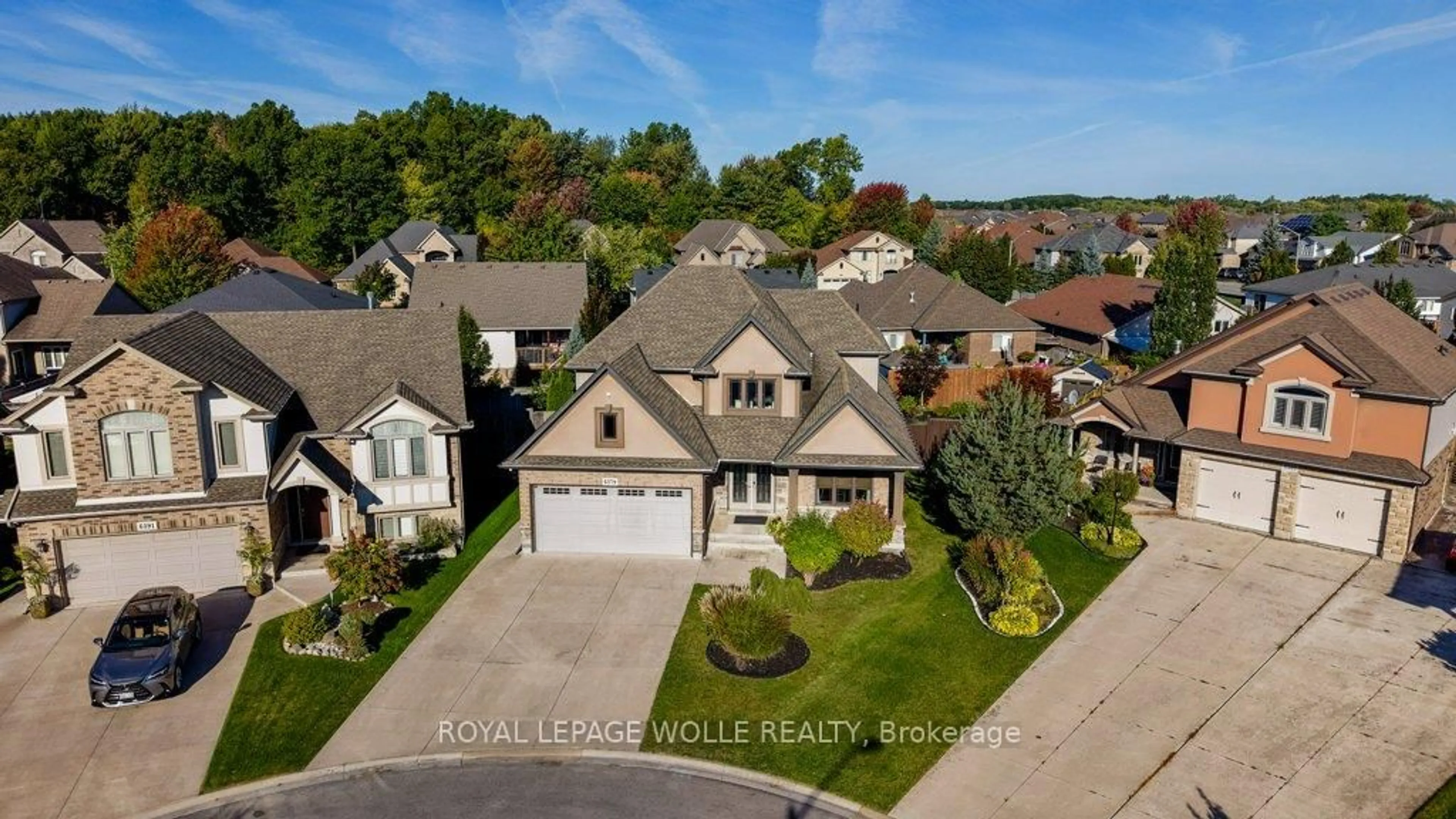 A pic from outside/outdoor area/front of a property/back of a property/a pic from drone, street for 6379 Christopher Cres, Niagara Falls Ontario L2H 0B3