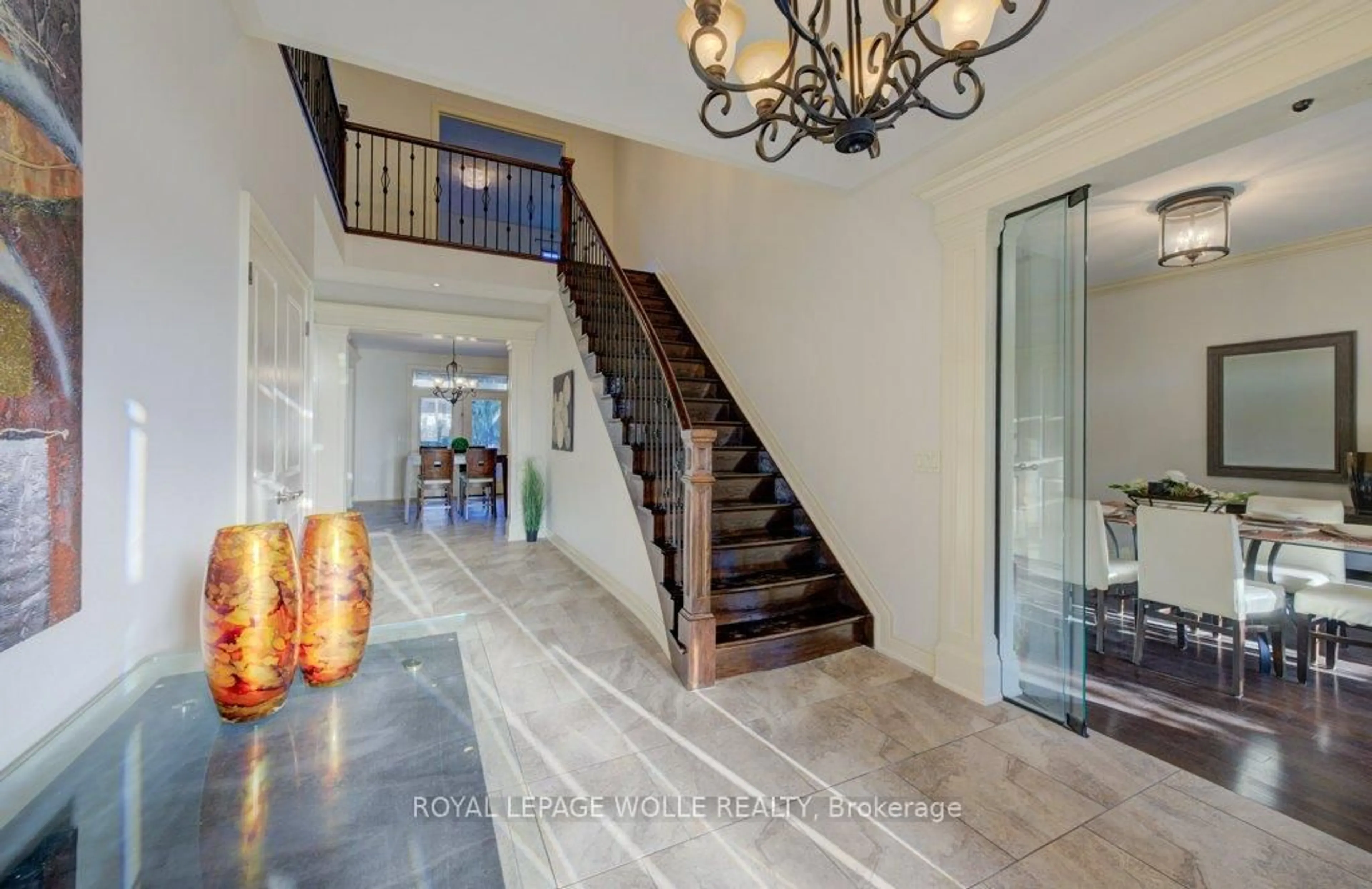 Indoor entryway for 6379 Christopher Cres, Niagara Falls Ontario L2H 0B3