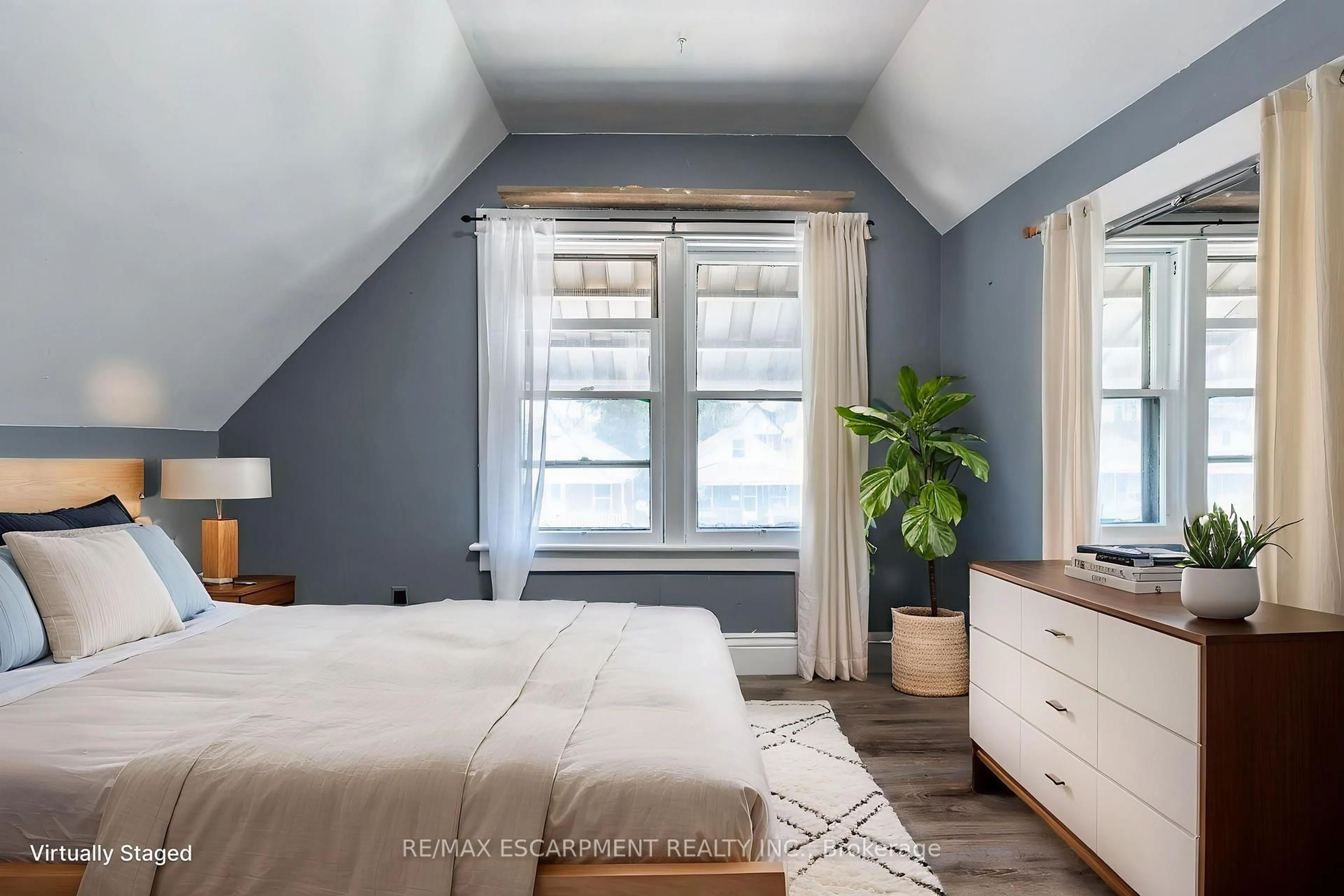 Bedroom with bed, unknown for 52 Connaught Ave, Hamilton Ontario L8L 6Y8