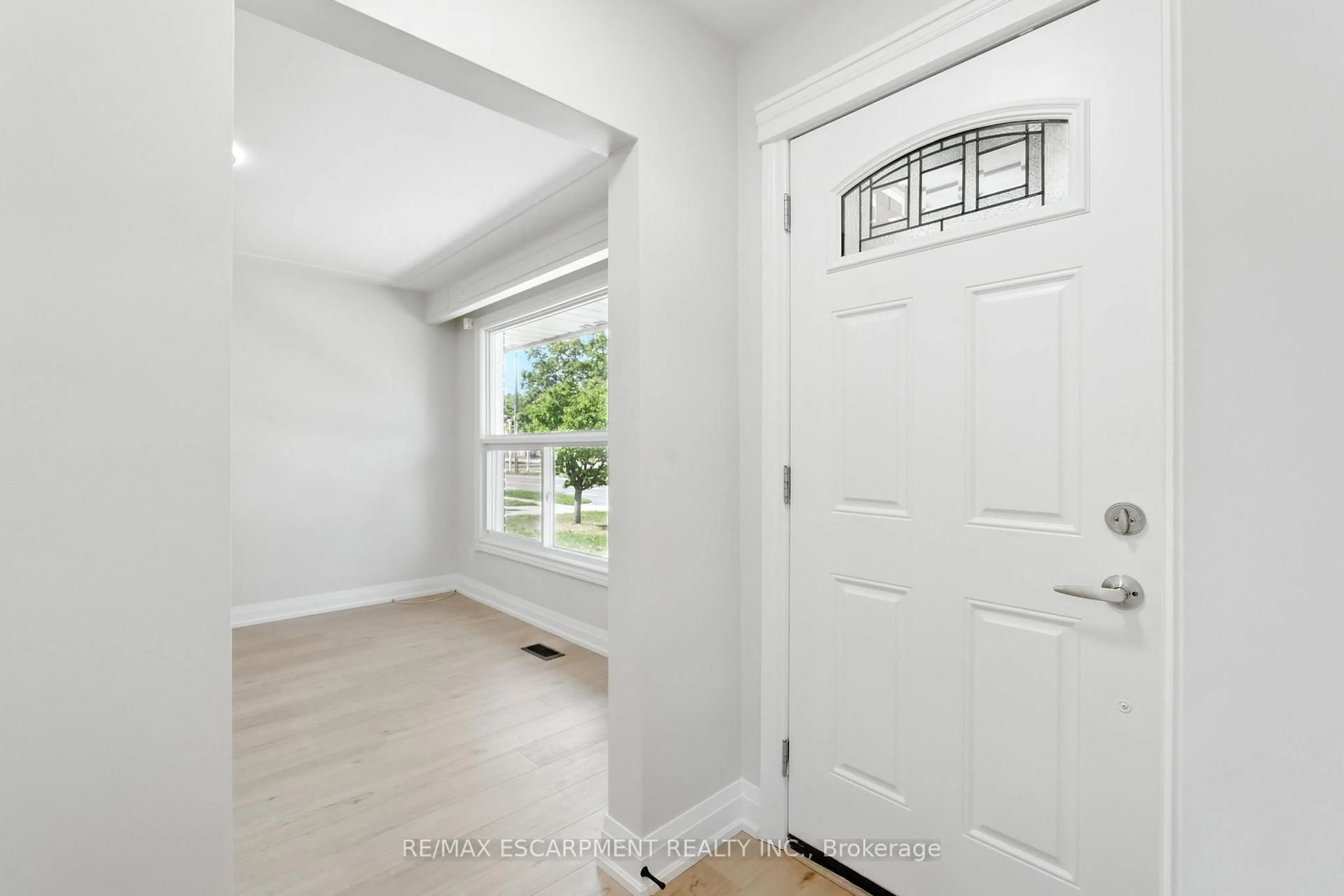 Indoor entryway for 929 Upper Ottawa St, Hamilton Ontario L8T 3V6