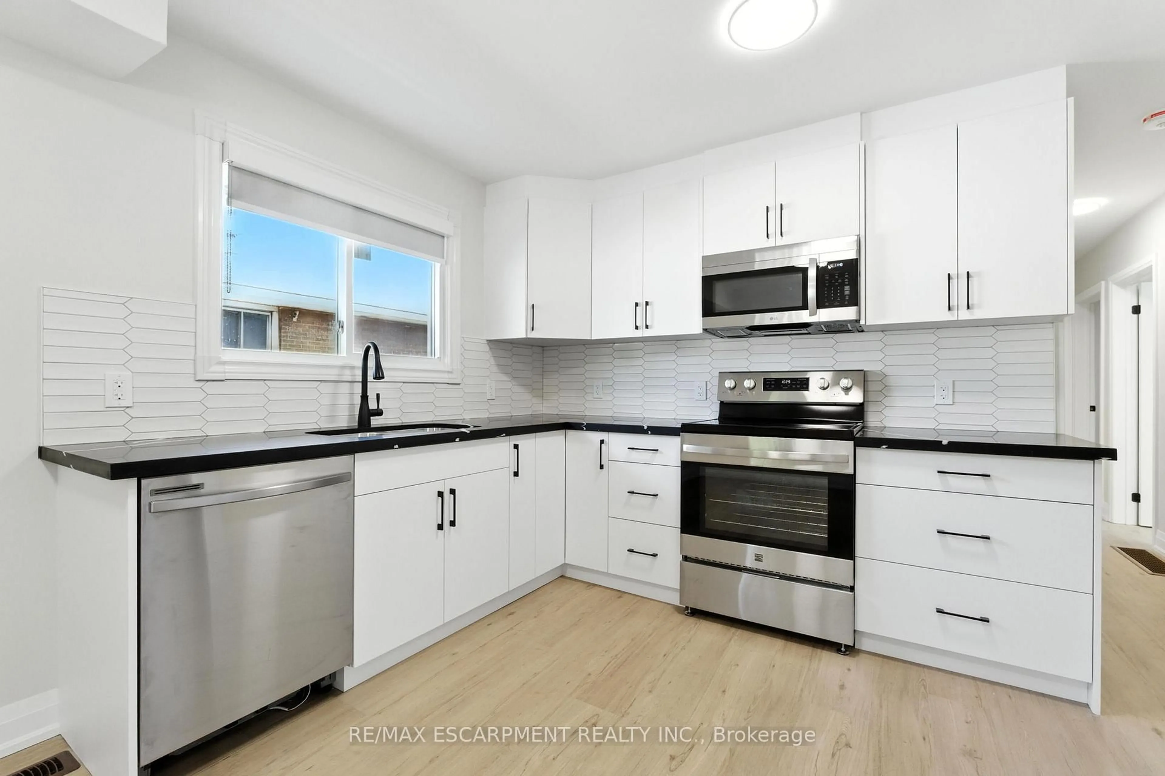Standard kitchen, ceramic/tile floor for 929 Upper Ottawa St, Hamilton Ontario L8T 3V6