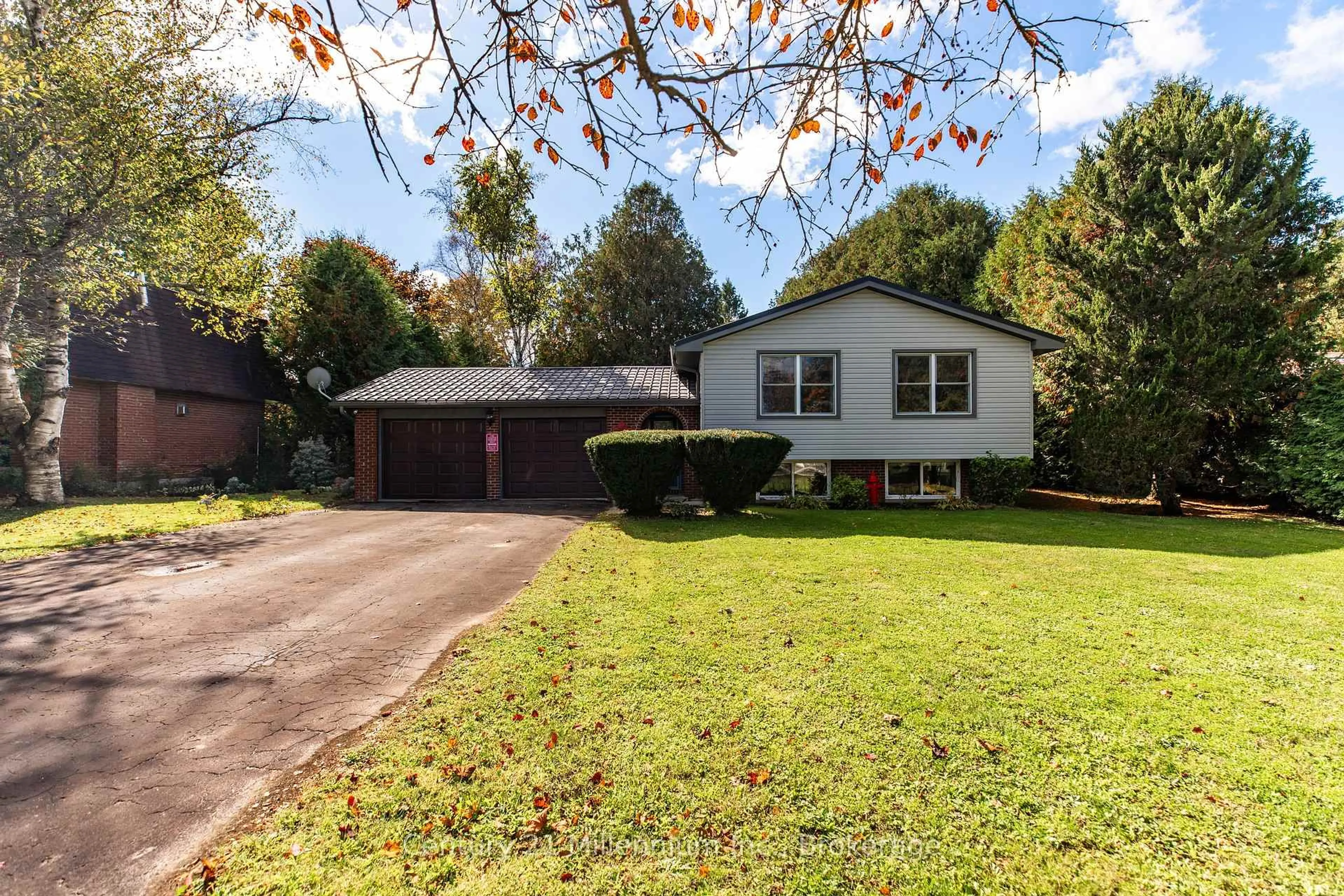 Home with vinyl exterior material, street for 104 Glenwood Pl, West Grey Ontario N0C 1H0