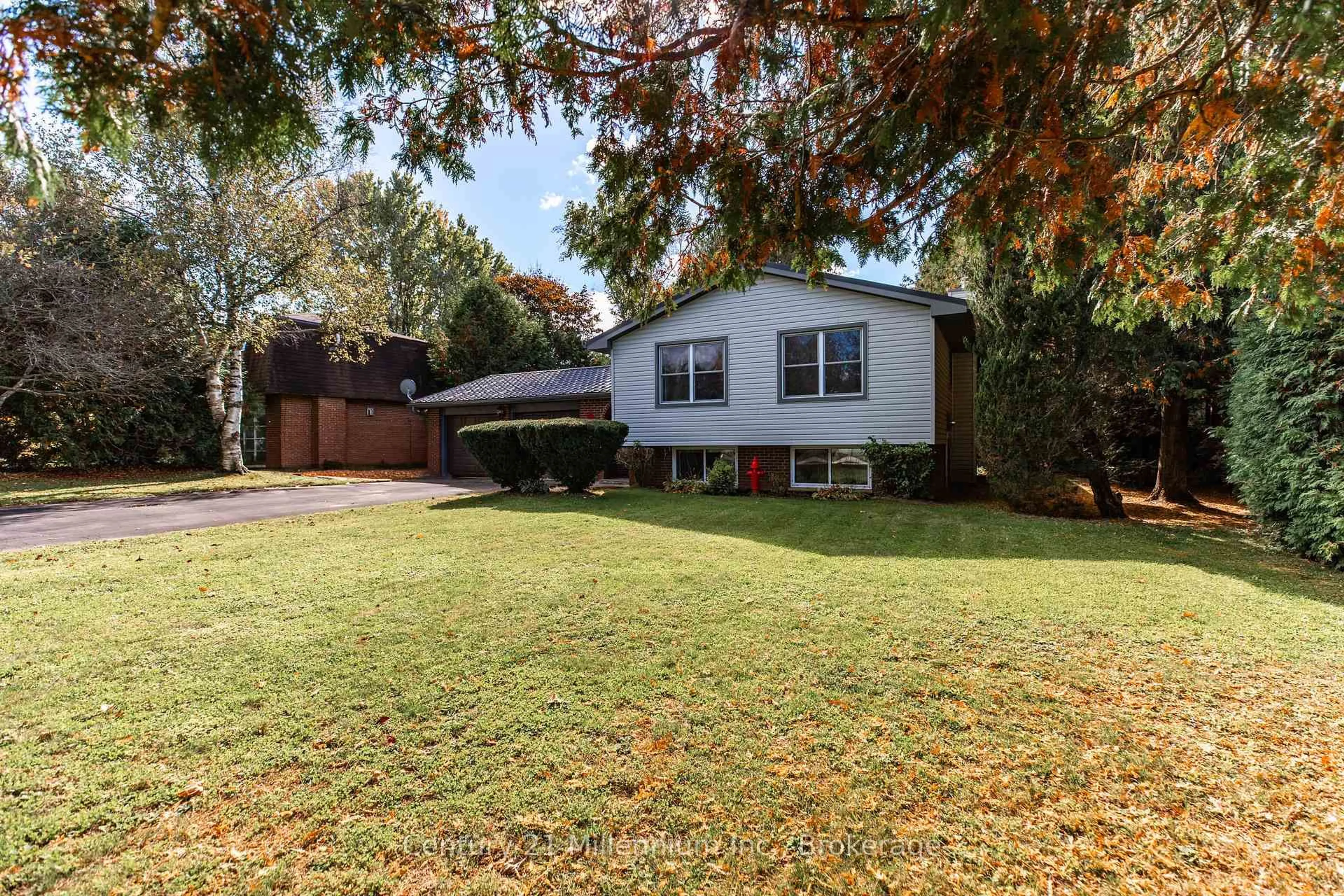 Home with vinyl exterior material, street for 104 Glenwood Pl, West Grey Ontario N0C 1H0