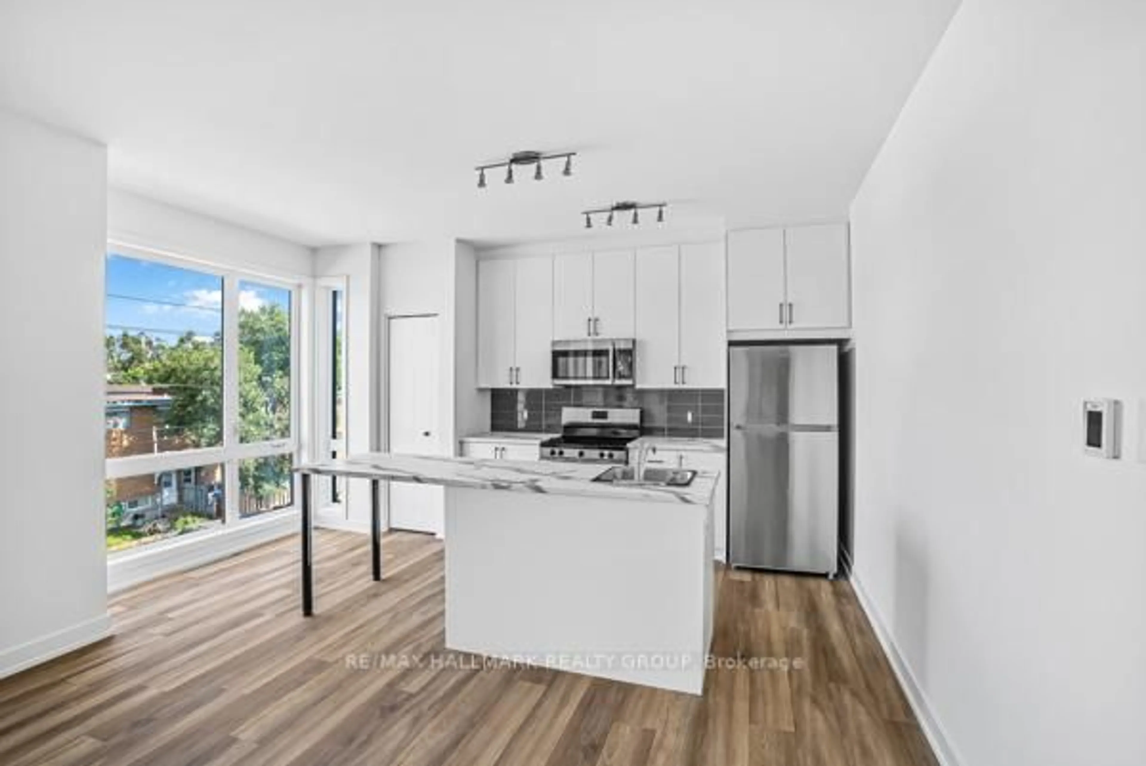 Open concept kitchen, unknown for 391 Dieppe St, Ottawa Ontario K1L 6V3