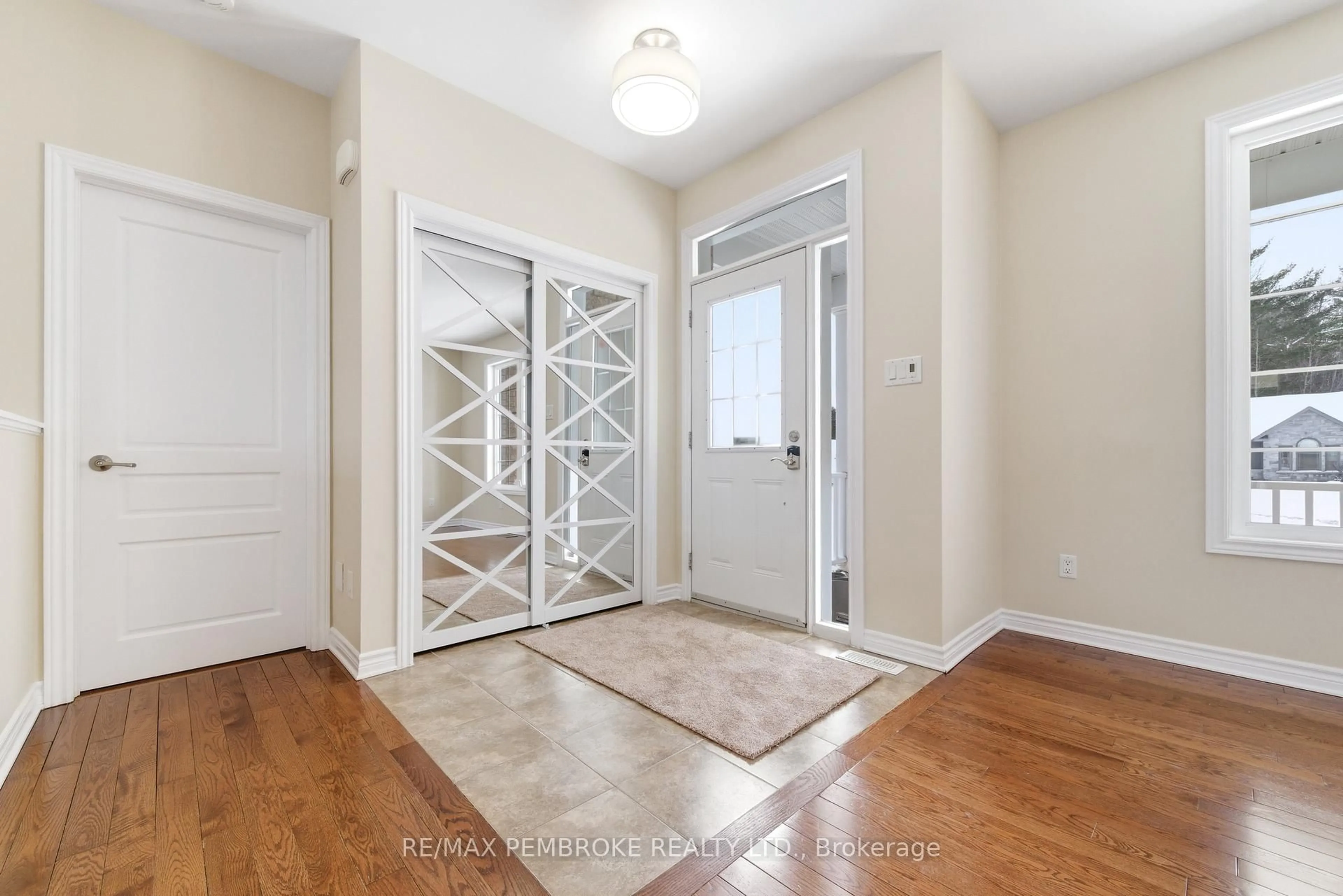 Indoor entryway for 1005 Butler Blvd, Petawawa Ontario K8H 0C2