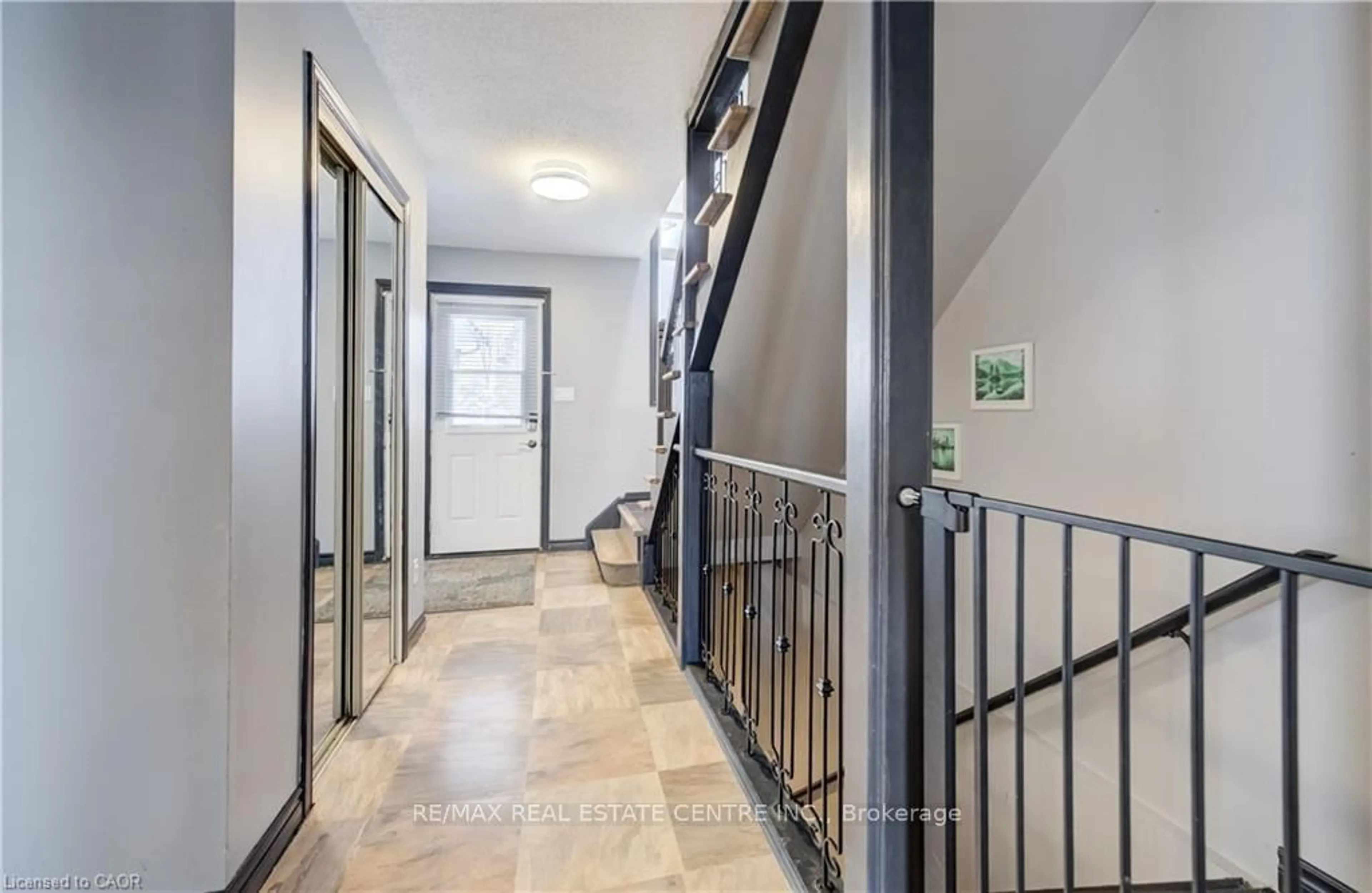 Indoor foyer for 35 Glendan Crt, Cambridge Ontario N1R 7N4