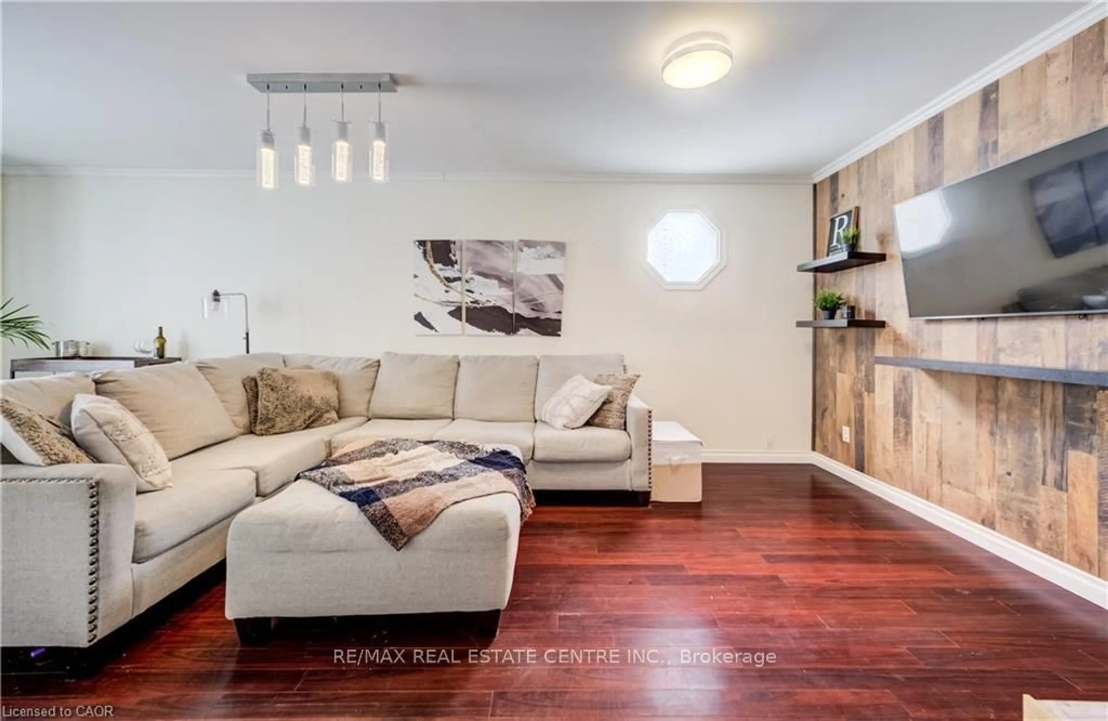 Living room with furniture, wood/laminate floor for 35 Glendan Crt, Cambridge Ontario N1R 7N4