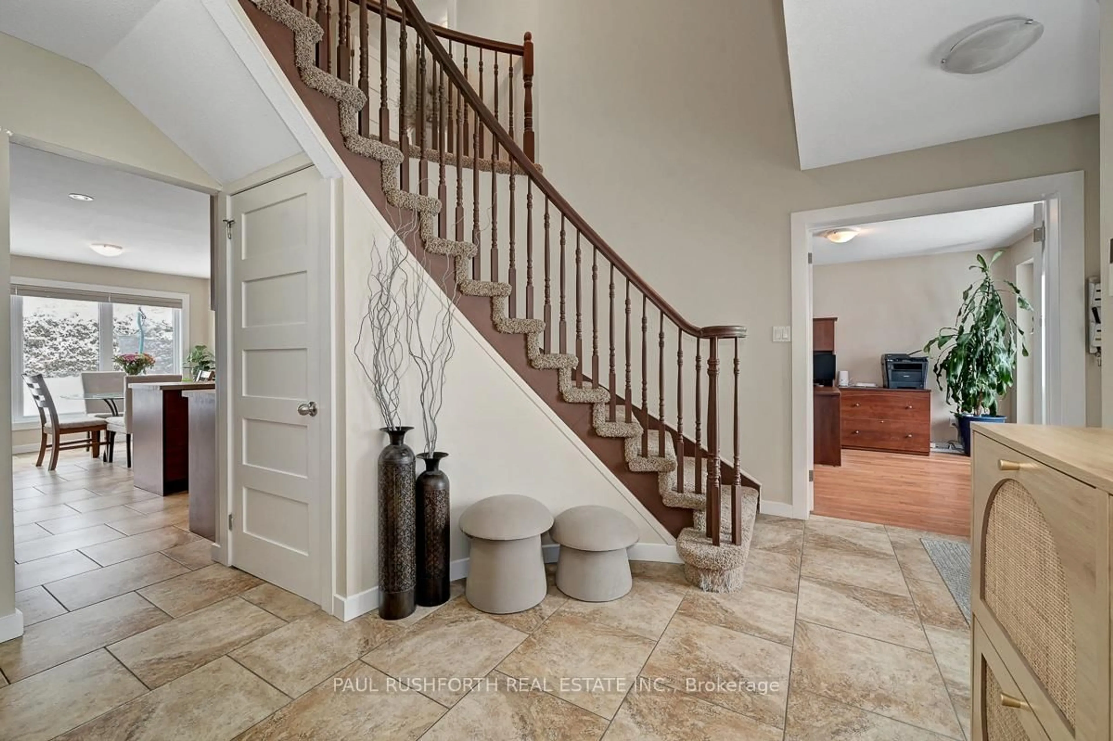 Indoor entryway for 6192 Voyageur Dr, Ottawa Ontario K1C 2W3