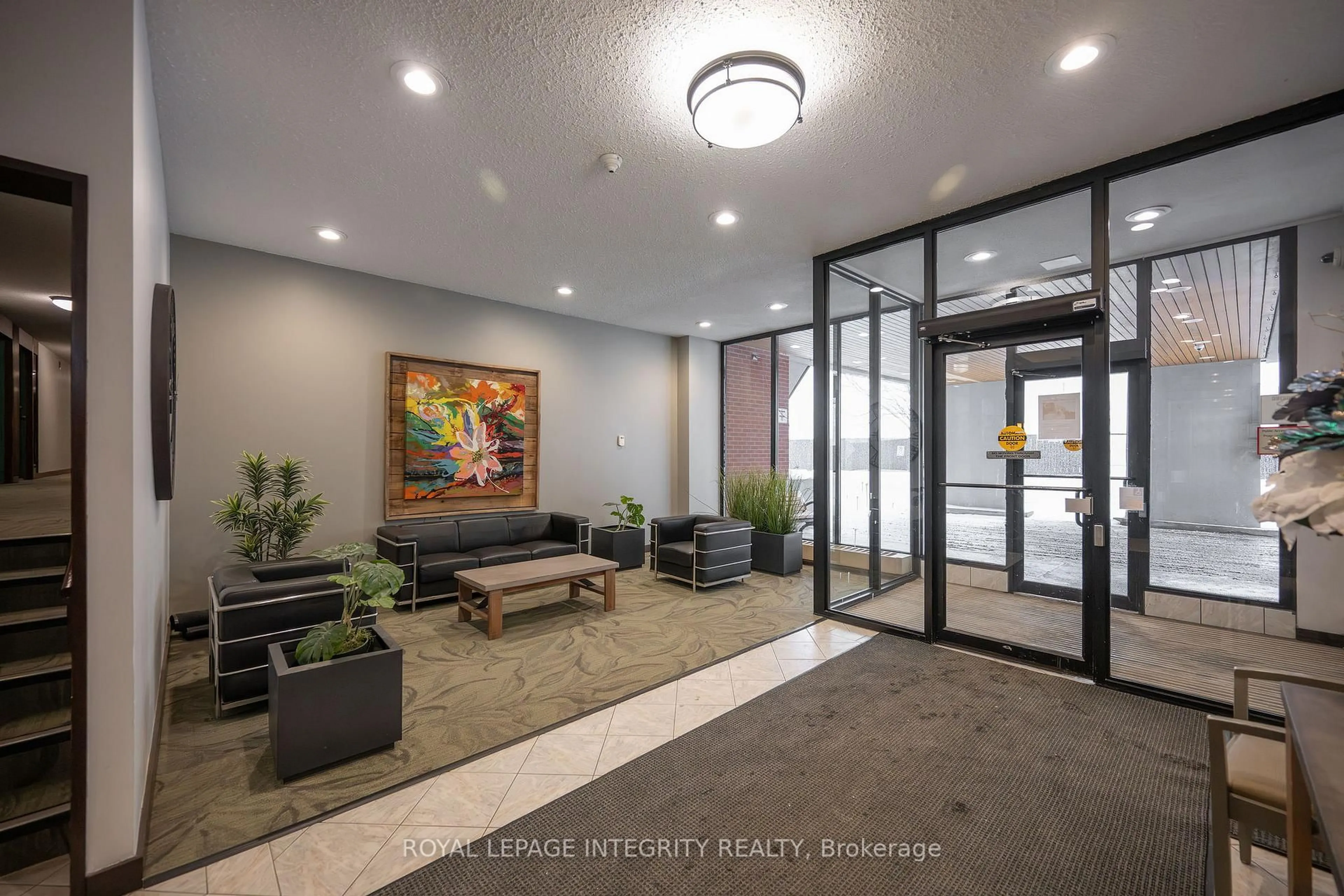 Indoor foyer for 2951 Riverside Dr #305, Ottawa Ontario K1V 8W6