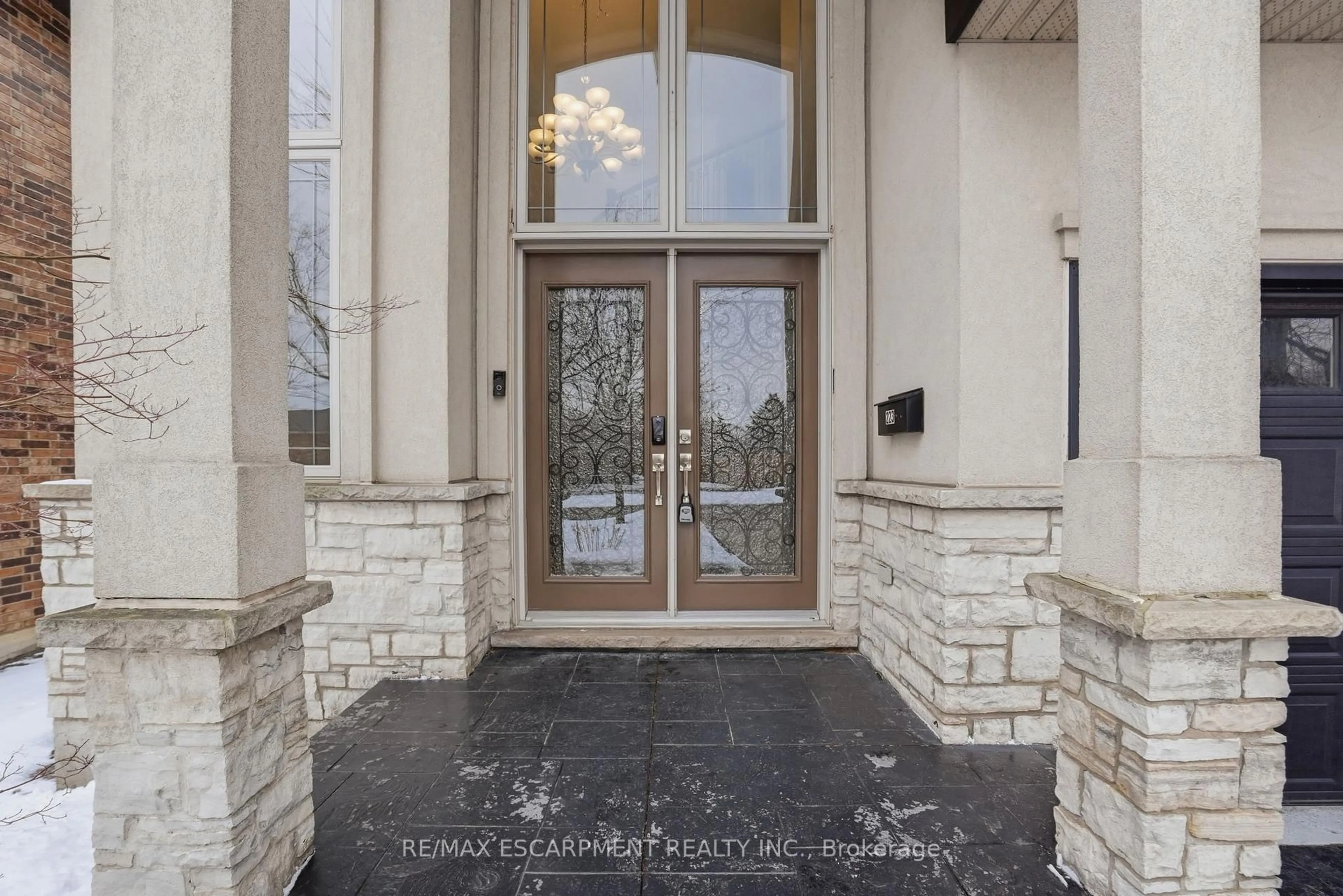 Indoor entryway for 223 Annabelle St, Hamilton Ontario L9C 3T8