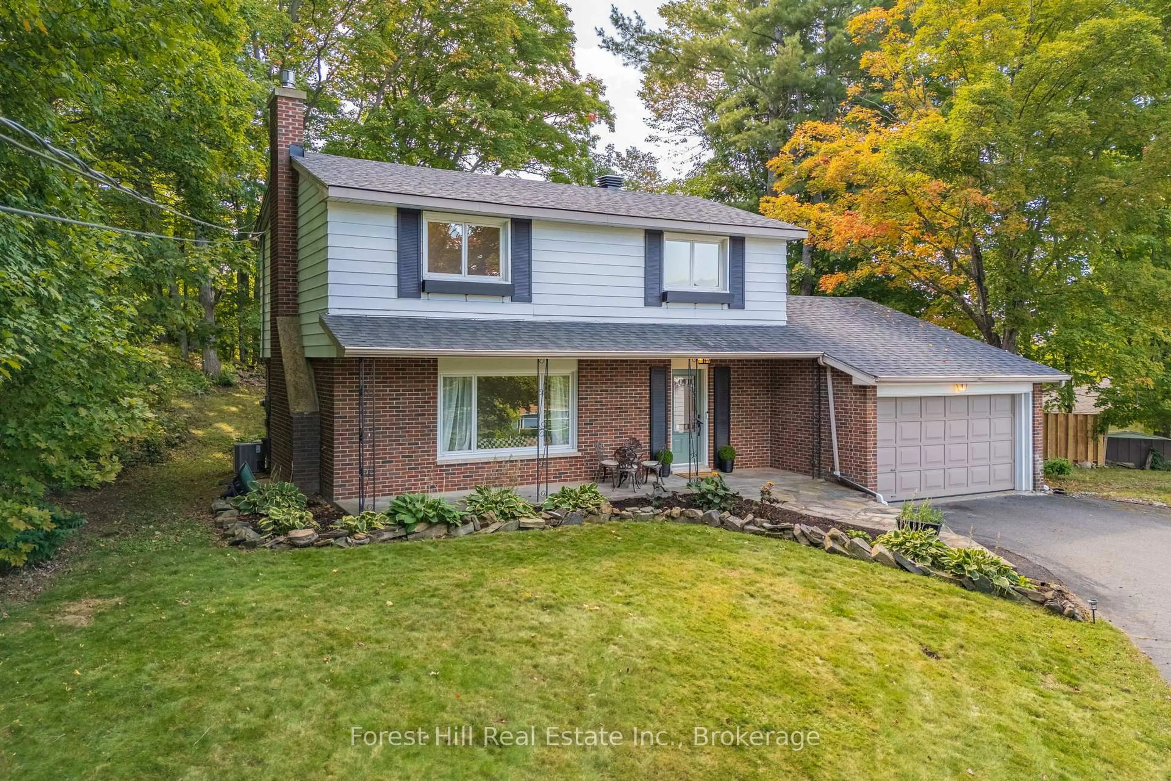 Home with vinyl exterior material, street for 1 Maplecrest Crt, Huntsville Ontario P1H 1G2