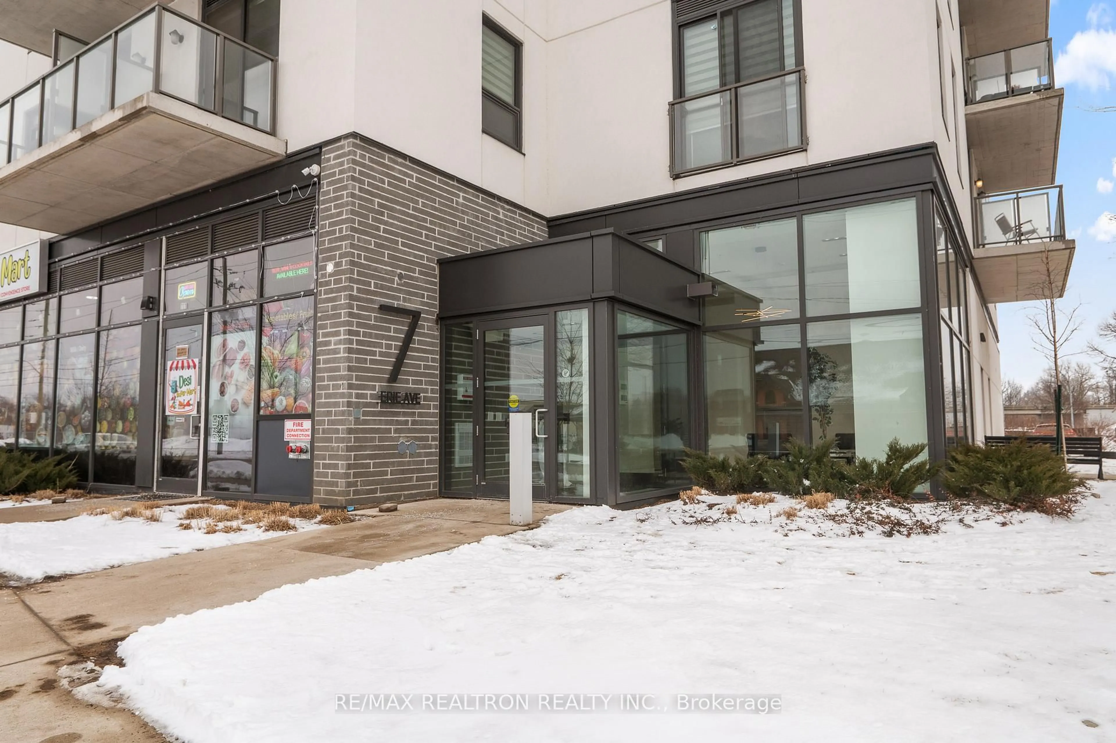 Indoor foyer for 7 Erie Ave #613, Brantford Ontario N3S 2E7