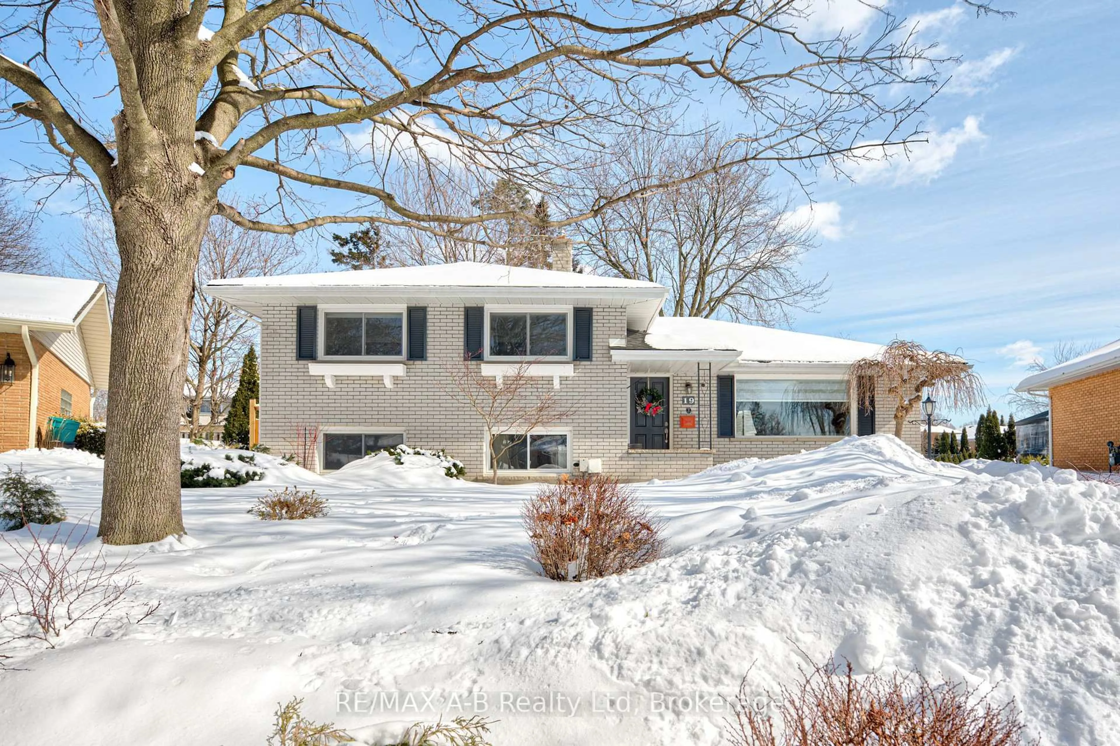 Home with vinyl exterior material, street for 19 Linton Pl, Kitchener Ontario N2B 2K1