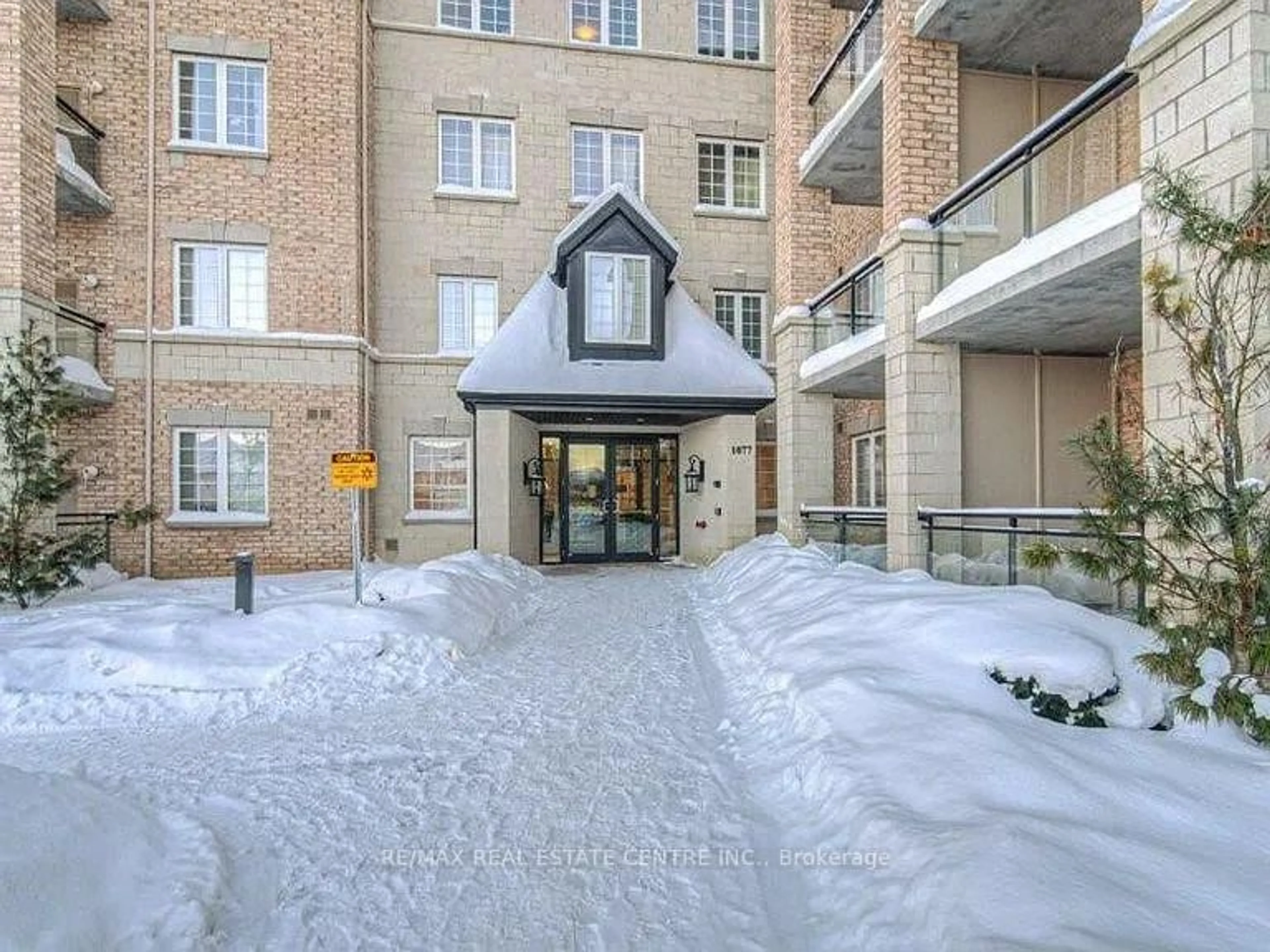 Indoor foyer for 1077 Gordon St #118, Guelph Ontario N1G 0E3