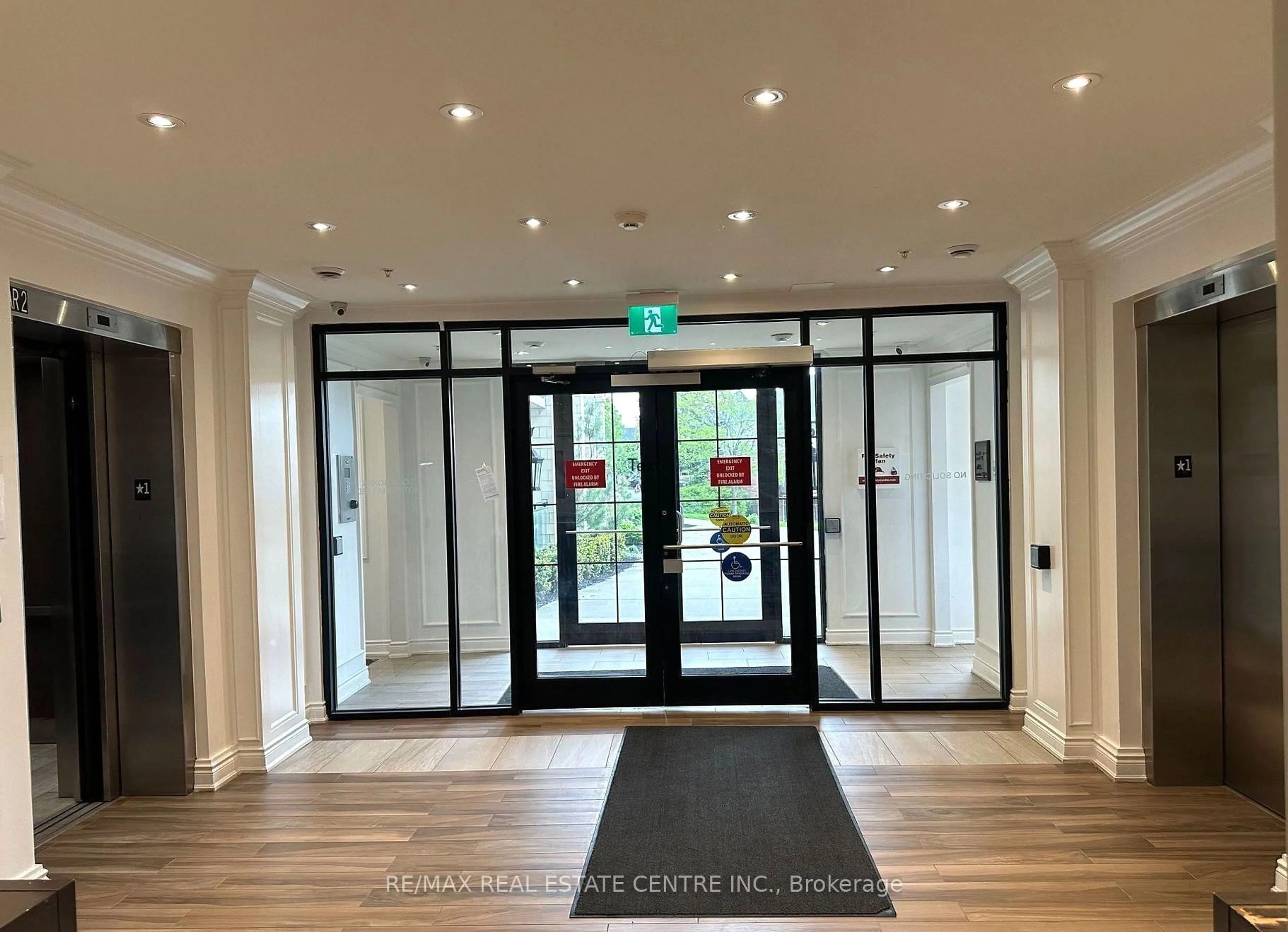 Indoor foyer for 1077 Gordon St #118, Guelph Ontario N1G 0E3