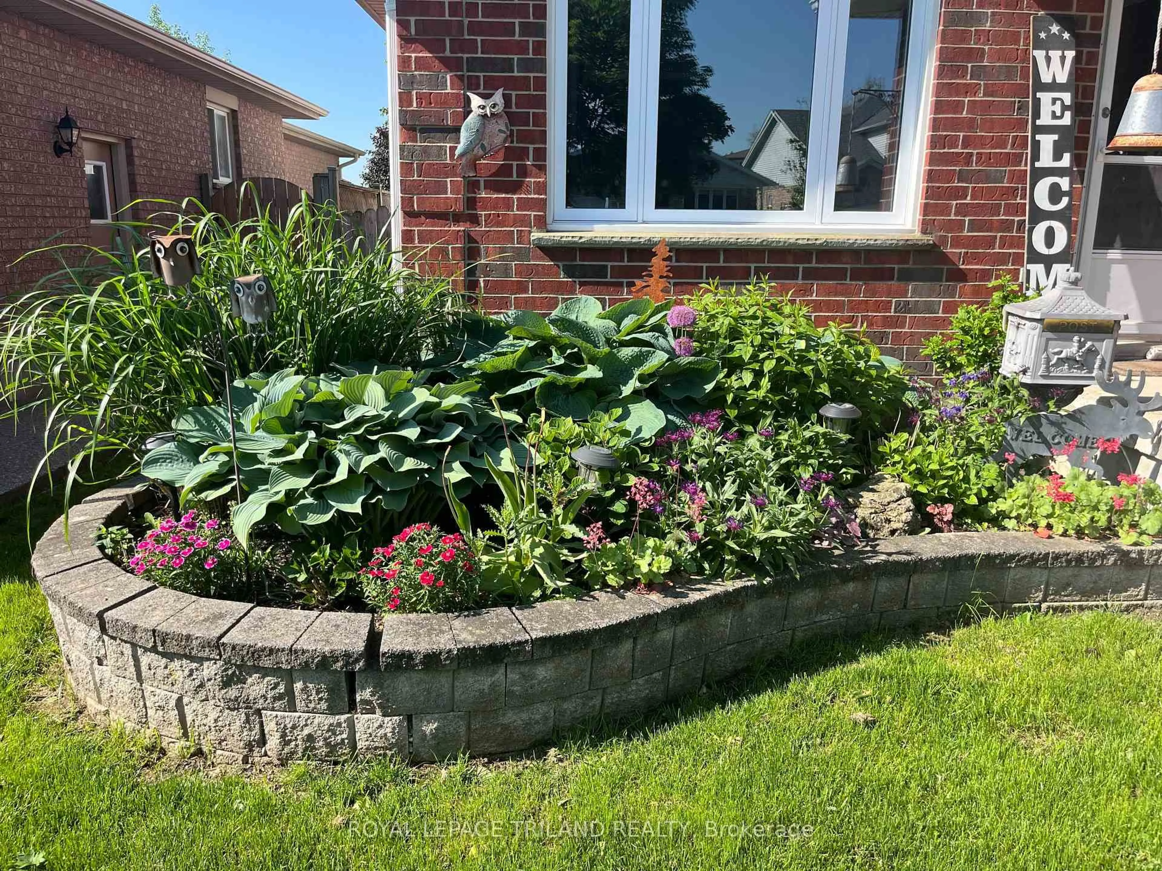 Patio, street for 252 Josselyn Dr, London South Ontario N6E 3S5