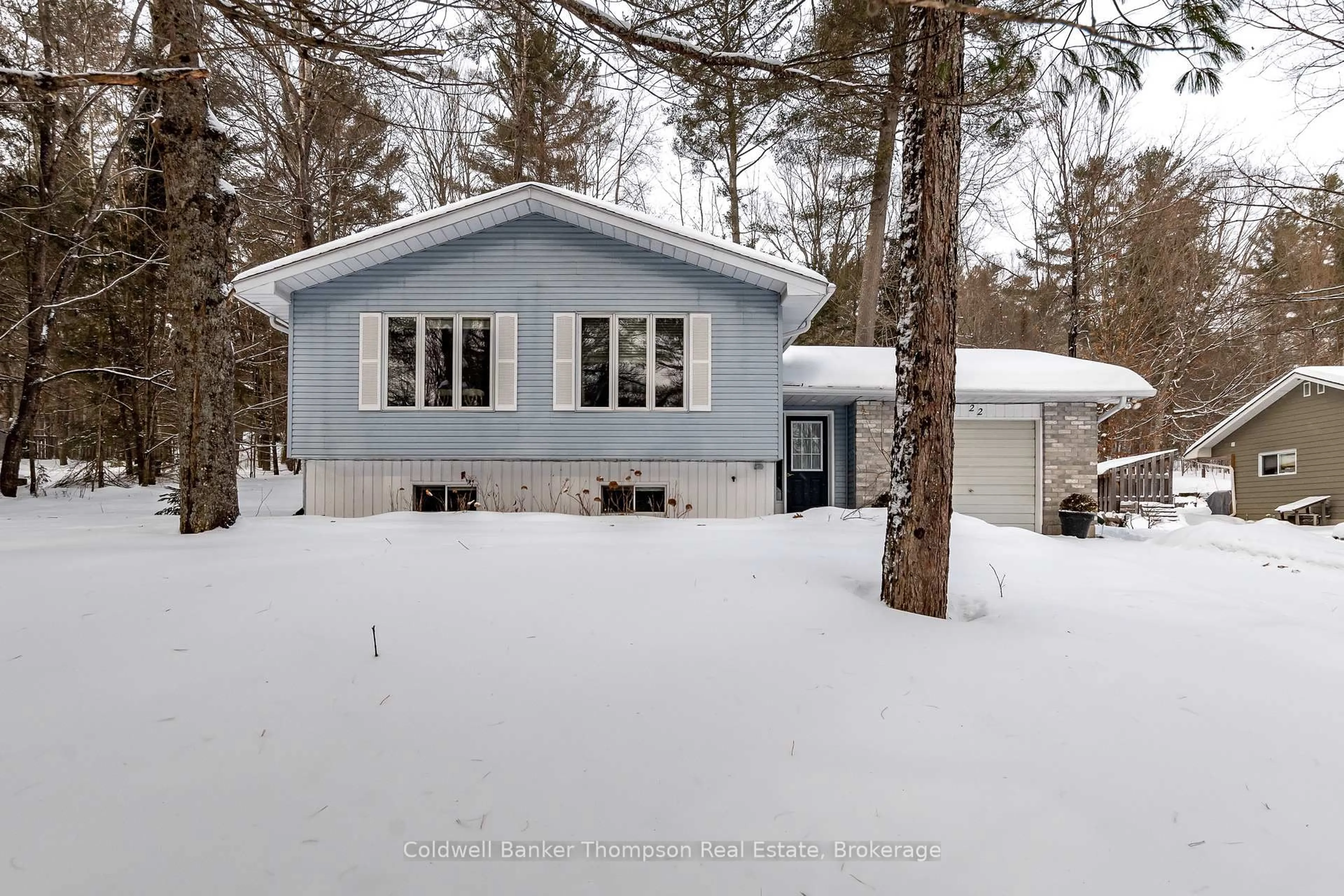Home with vinyl exterior material, unknown for 22 Jenner Crt, Huntsville Ontario P0B 1L0
