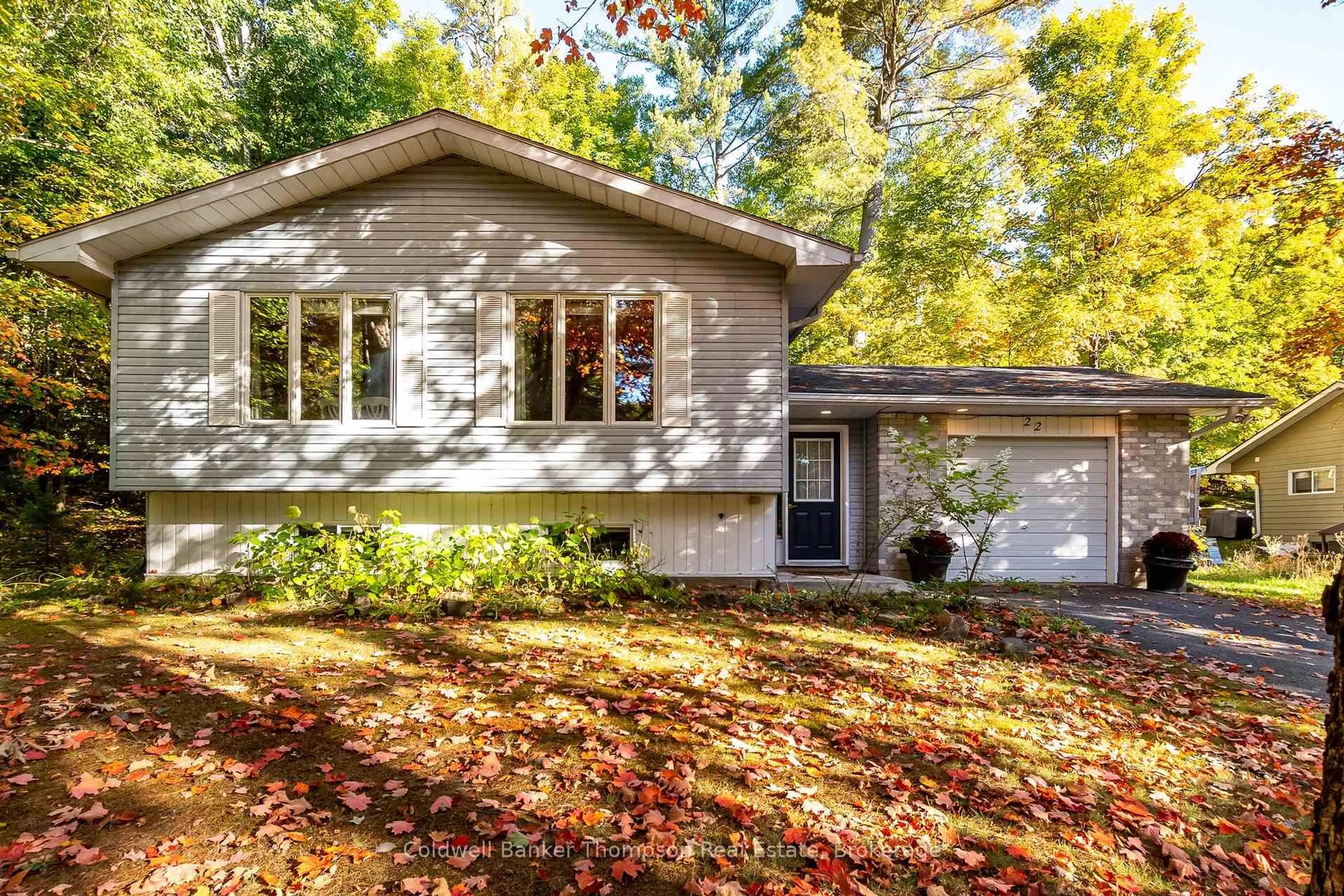 Home with vinyl exterior material, unknown for 22 Jenner Crt, Huntsville Ontario P0B 1L0