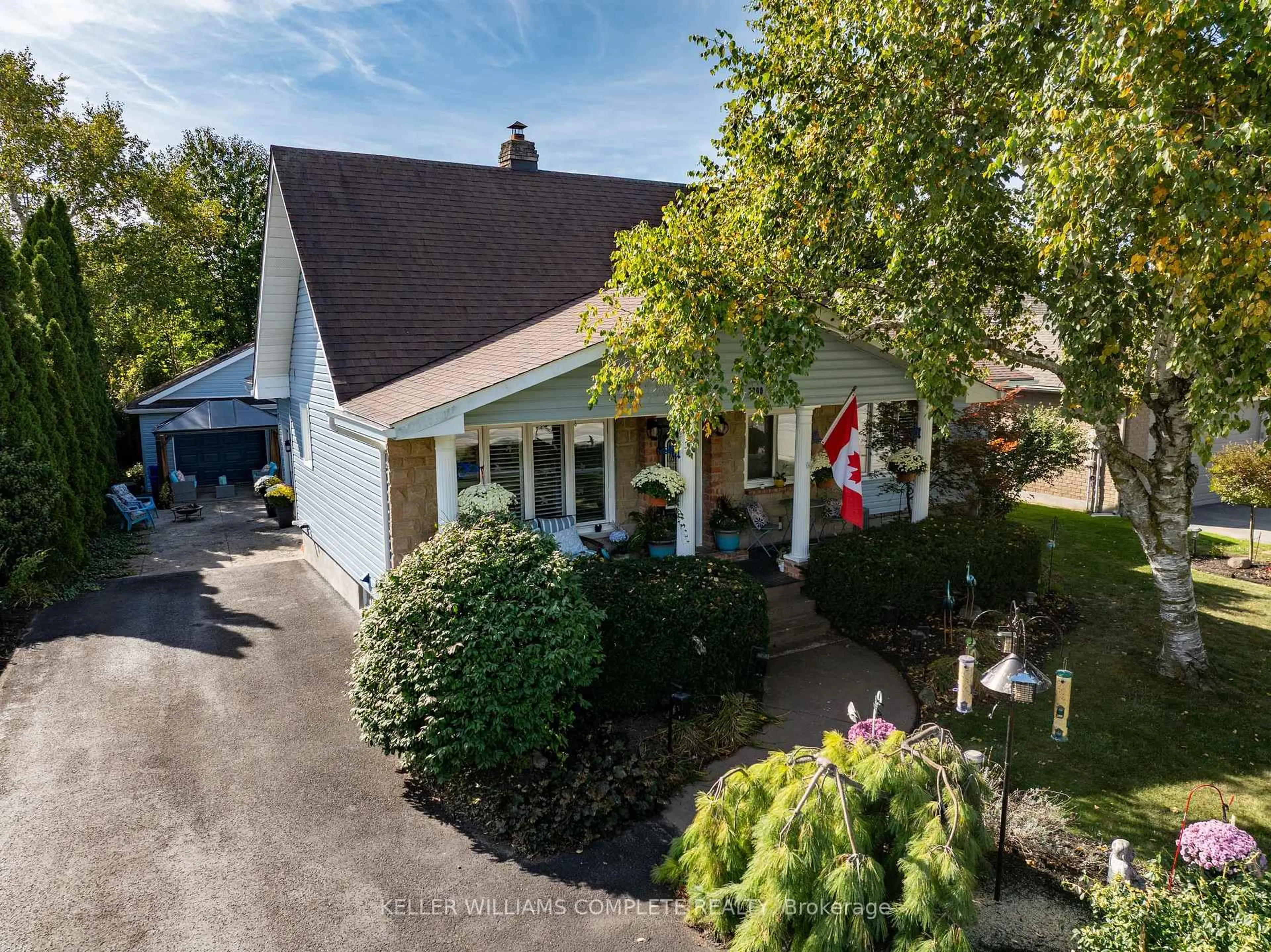 A pic from outside/outdoor area/front of a property/back of a property/a pic from drone, street for 7200 Mountain Rd, Niagara Falls Ontario L2E 6S4