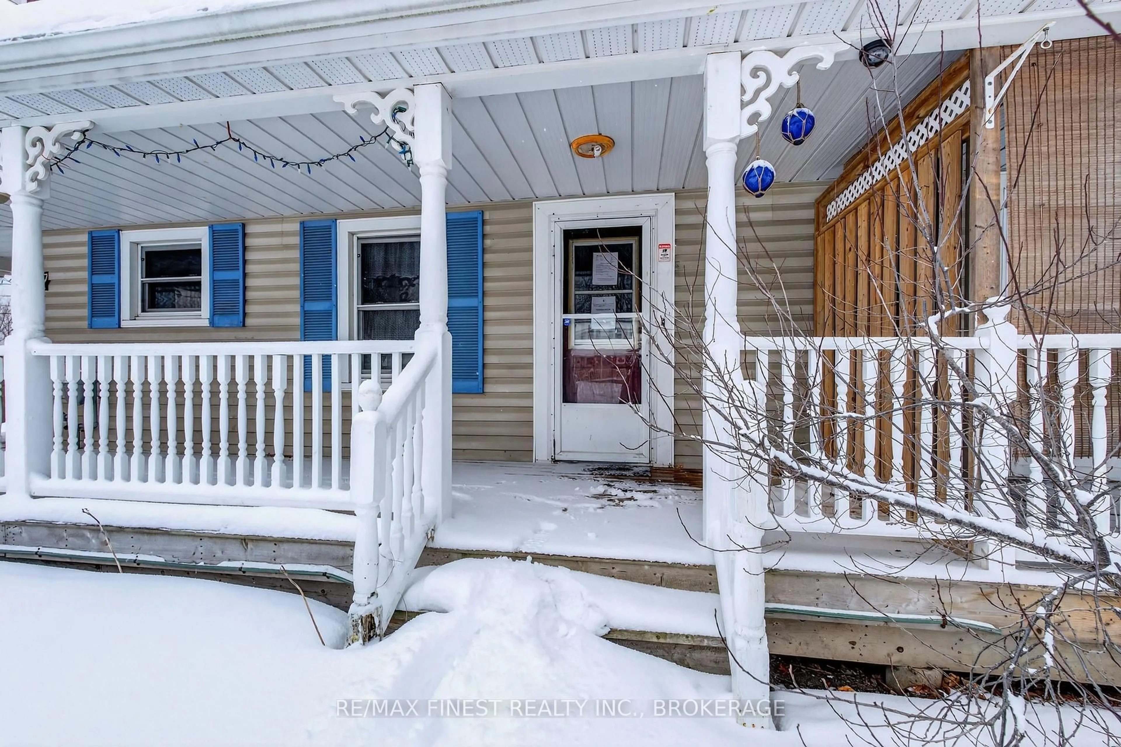 Indoor entryway for 17 London Ave, Prince Edward County Ontario K0K 2T0