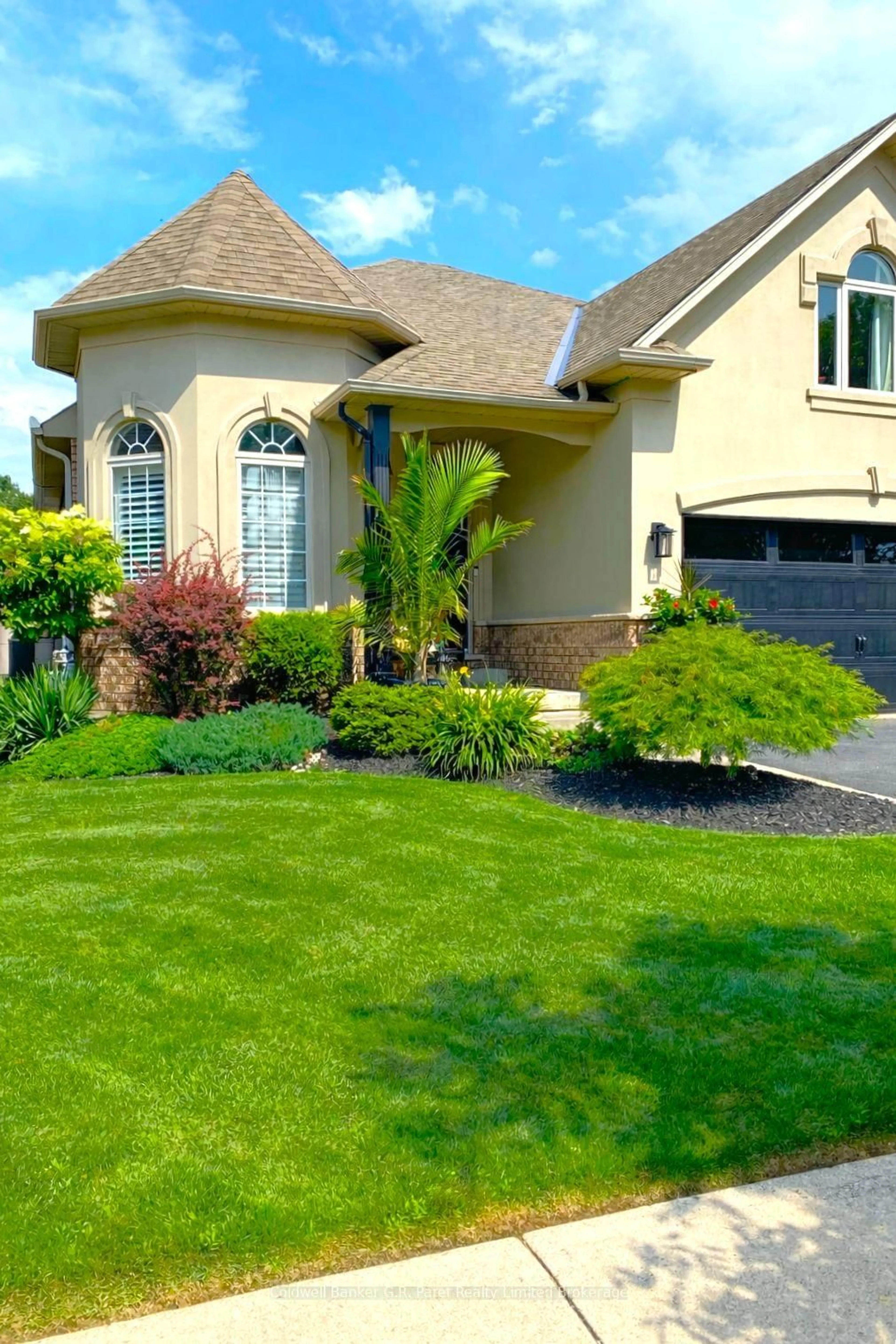 Home with vinyl exterior material, street for 32 Macdonald Cres, Brantford Ontario N3R 8B2