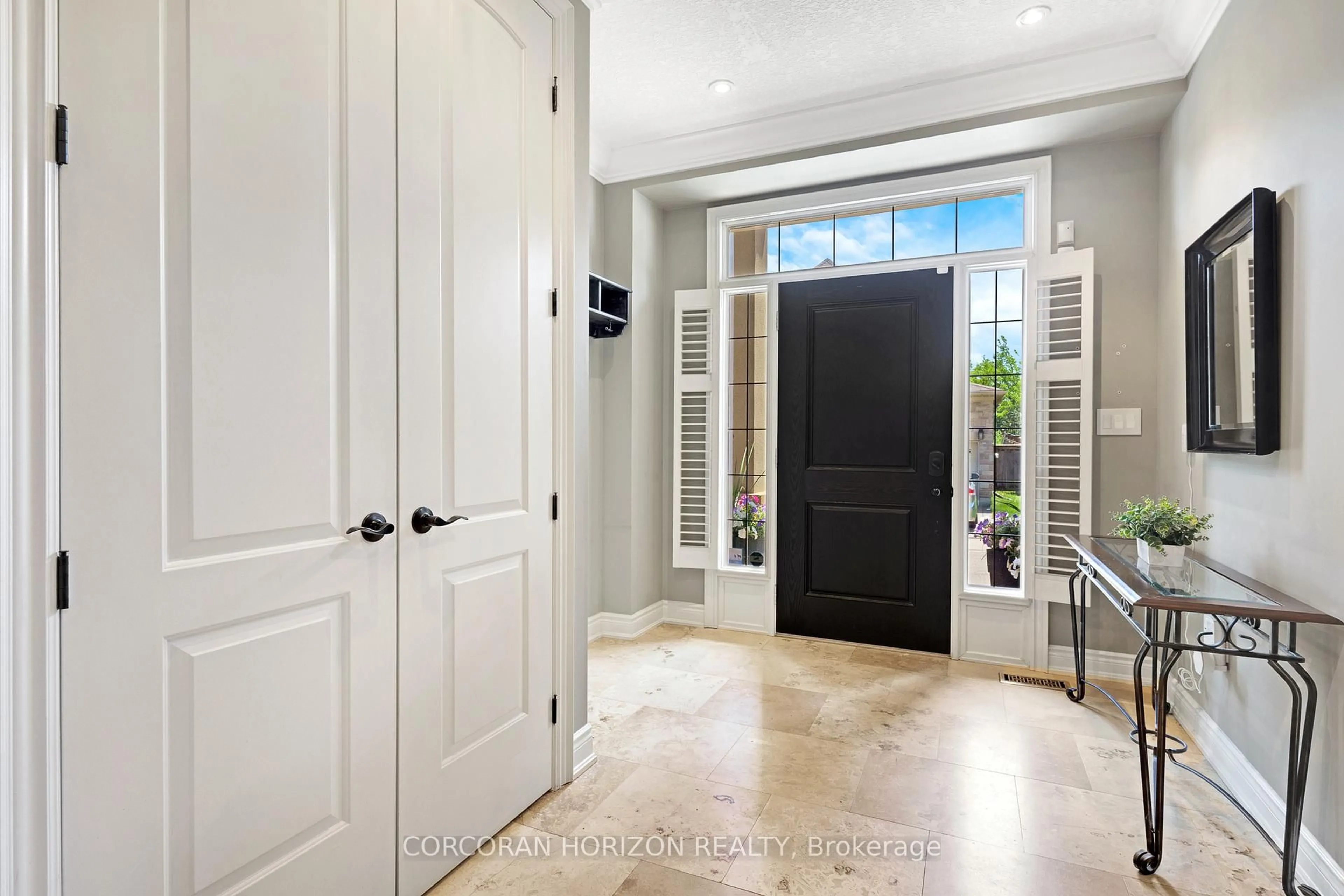 Indoor entryway for 258 Edgewater Cres #8, Kitchener Ontario N2A 4M2