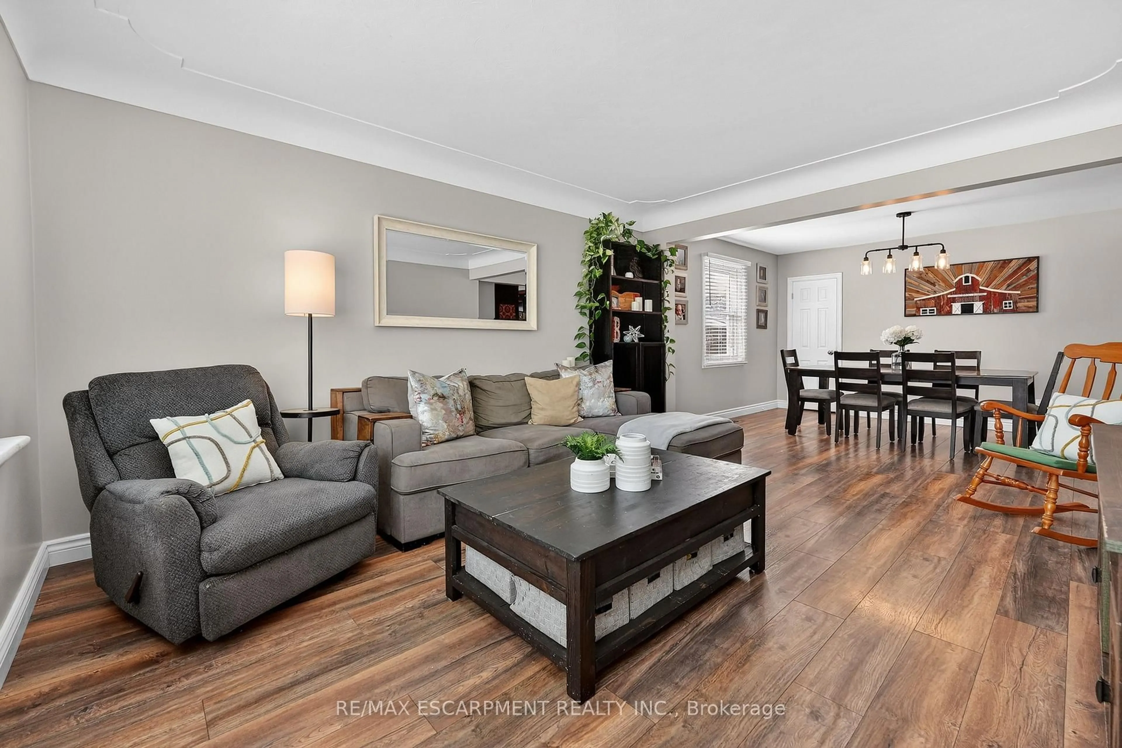 Living room with furniture, unknown for 290 East 43rd St, Hamilton Ontario L8T 3C7