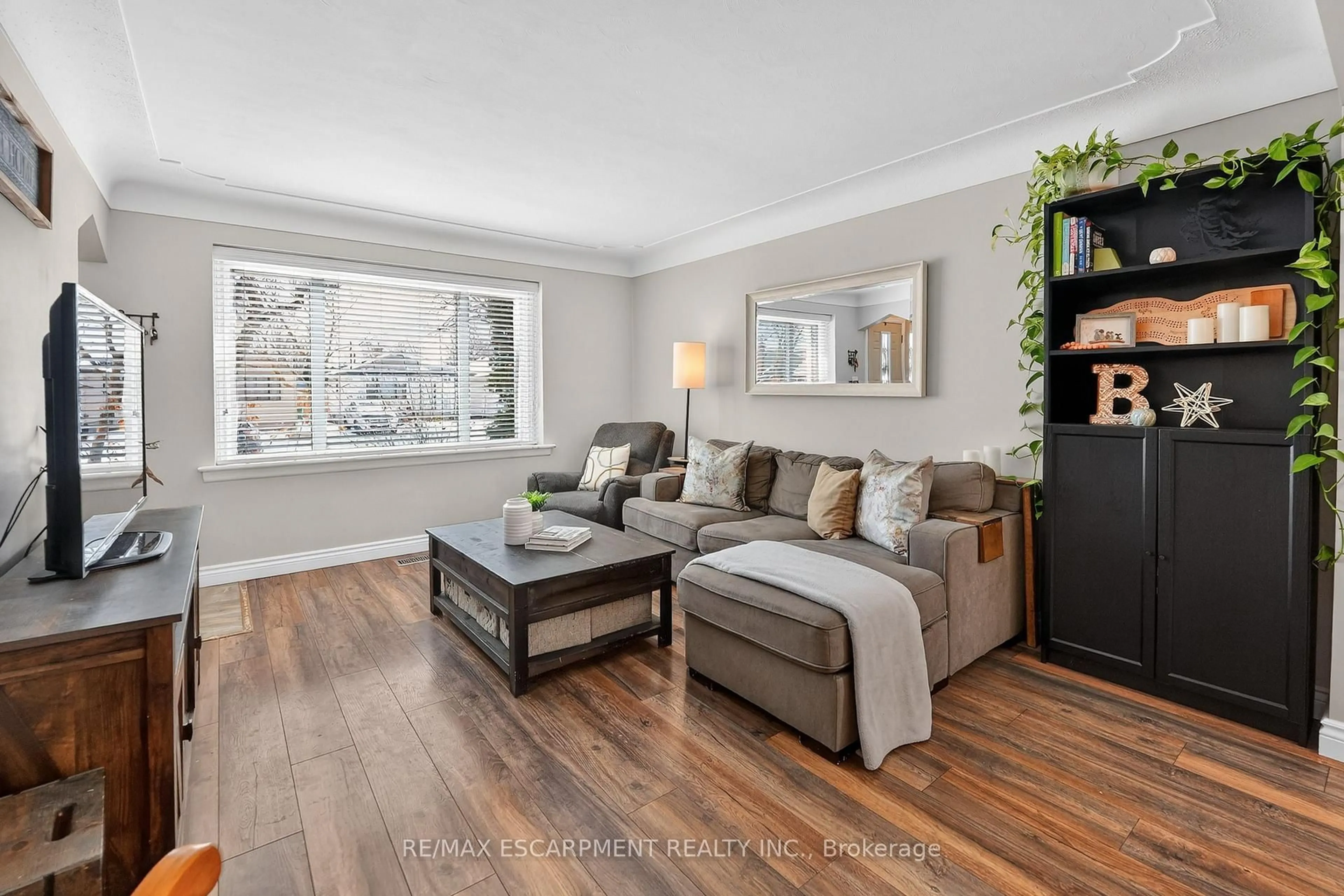 Living room with furniture, wood/laminate floor for 290 East 43rd St, Hamilton Ontario L8T 3C7