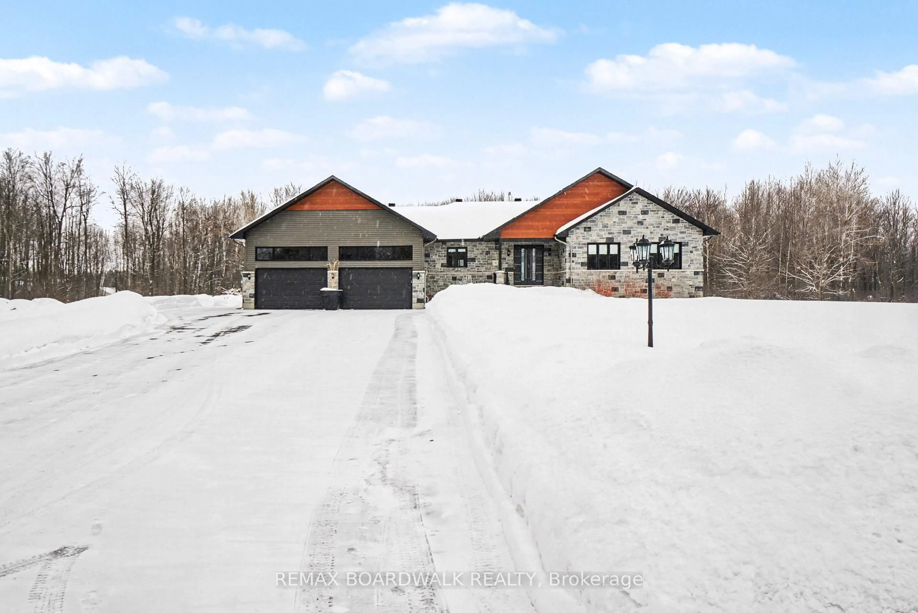 A pic from outside/outdoor area/front of a property/back of a property/a pic from drone, street for 139 St Thomas St, Russell Ontario K0A 3H0