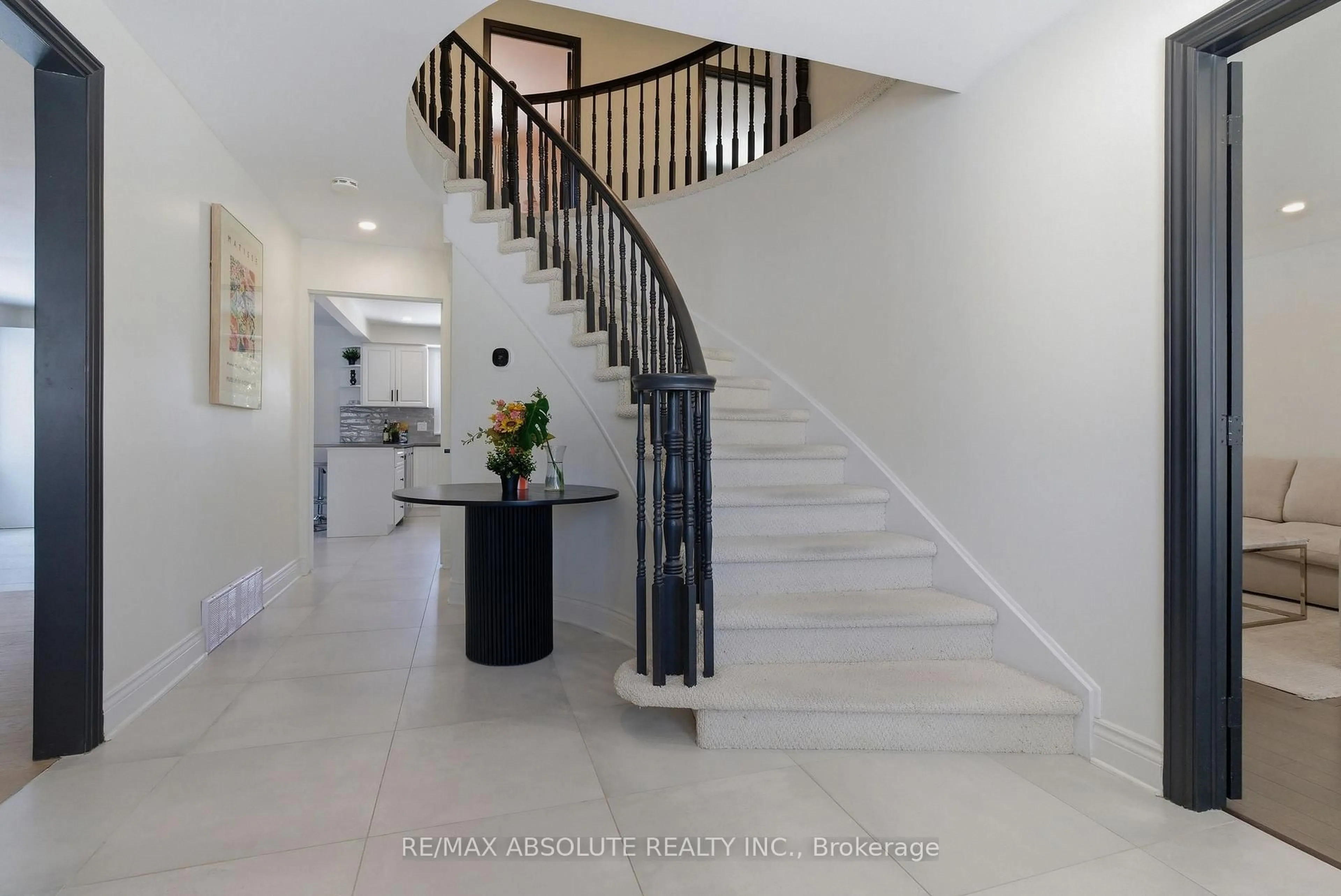 Indoor foyer for 13 Weatherwood Cres, Ottawa Ontario K2E 7C5