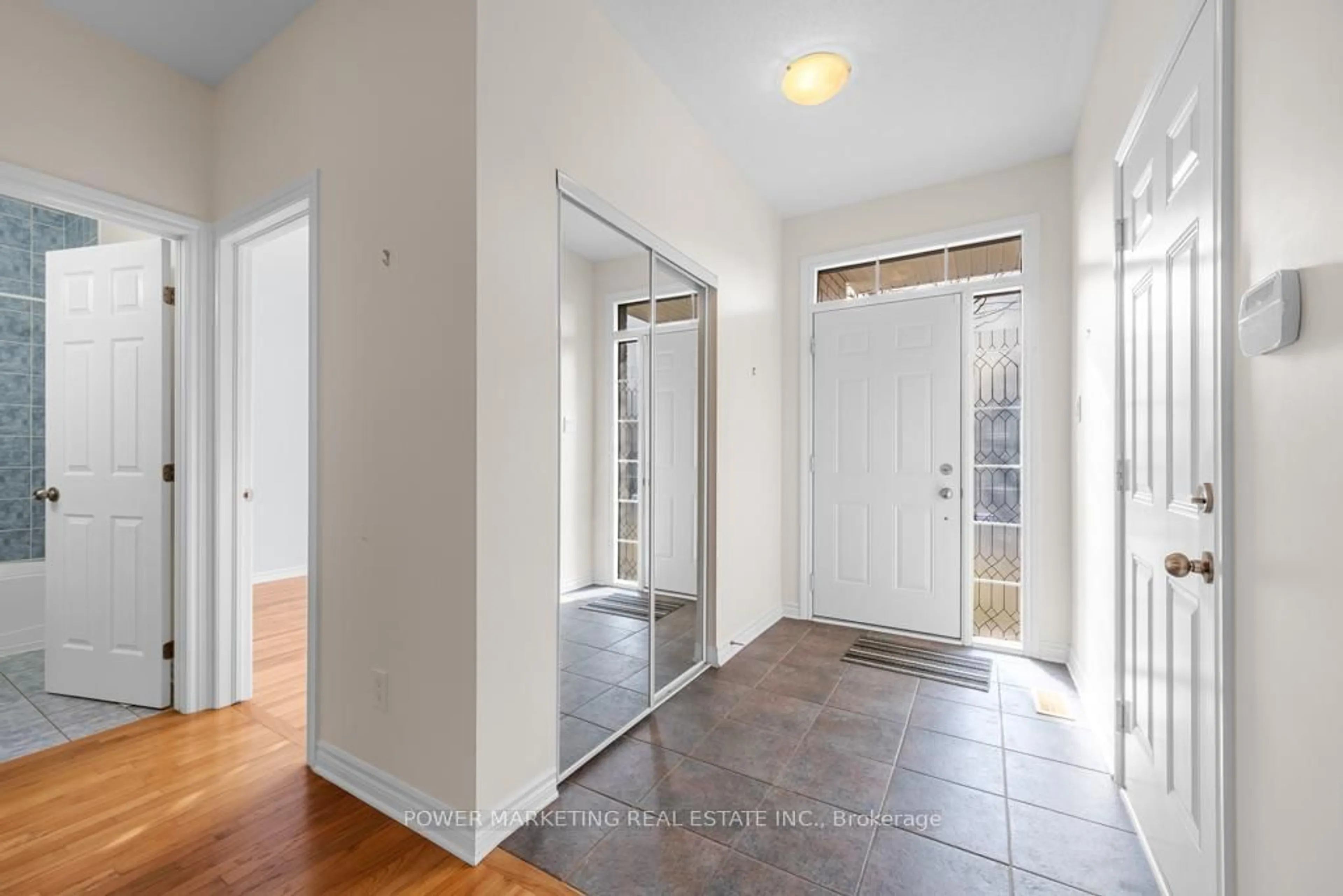 Indoor entryway for 192 FELICITY Cres, Ottawa Ontario K1W 0C2