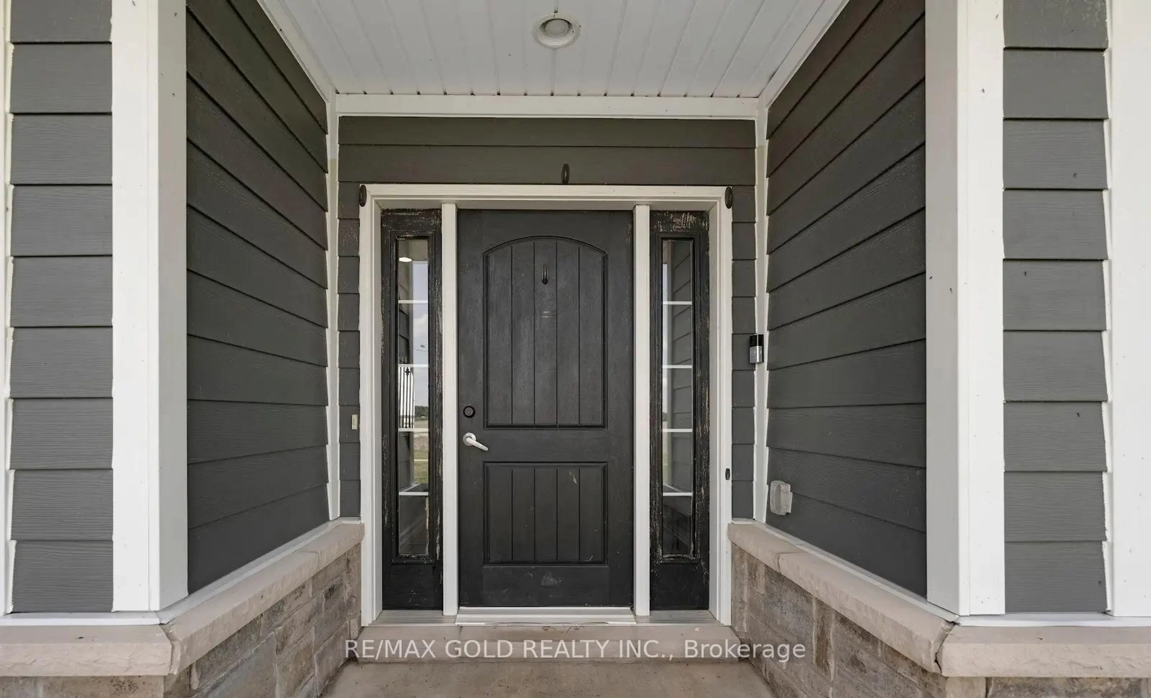 Indoor entryway for 1932 Ocean Blvd, Chatham-Kent Ontario N0P 2P0