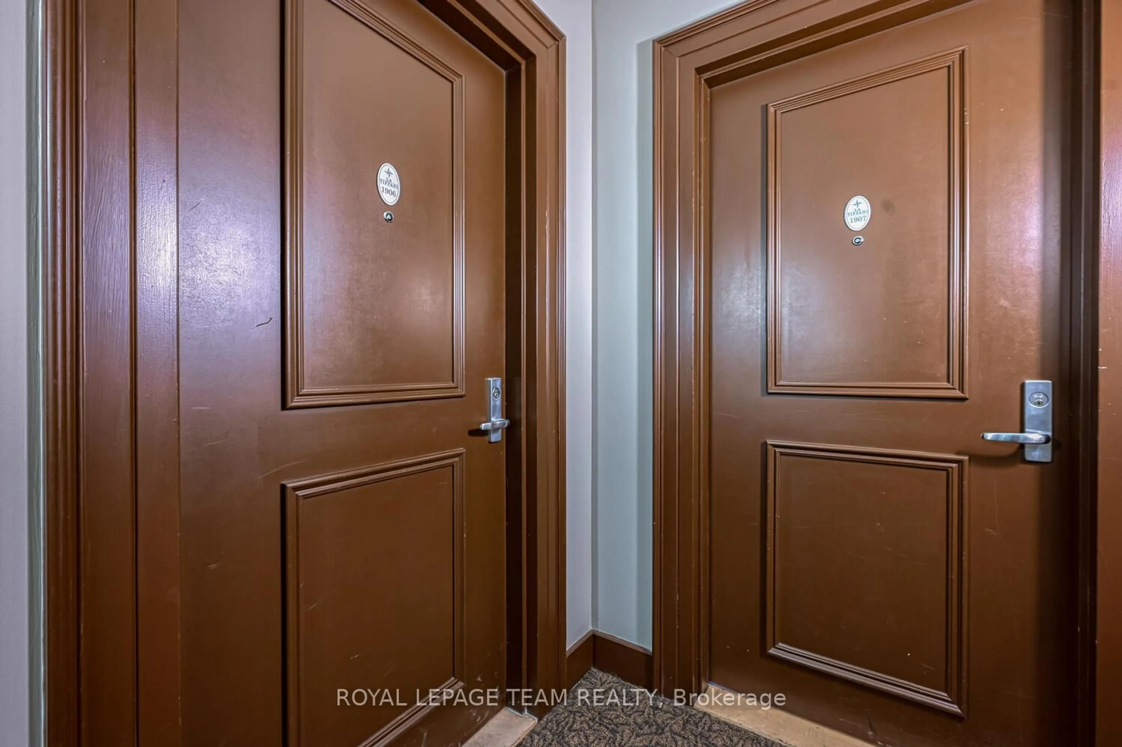 Indoor foyer for 90 Landry St #1906, Ottawa Ontario K1L 0A9