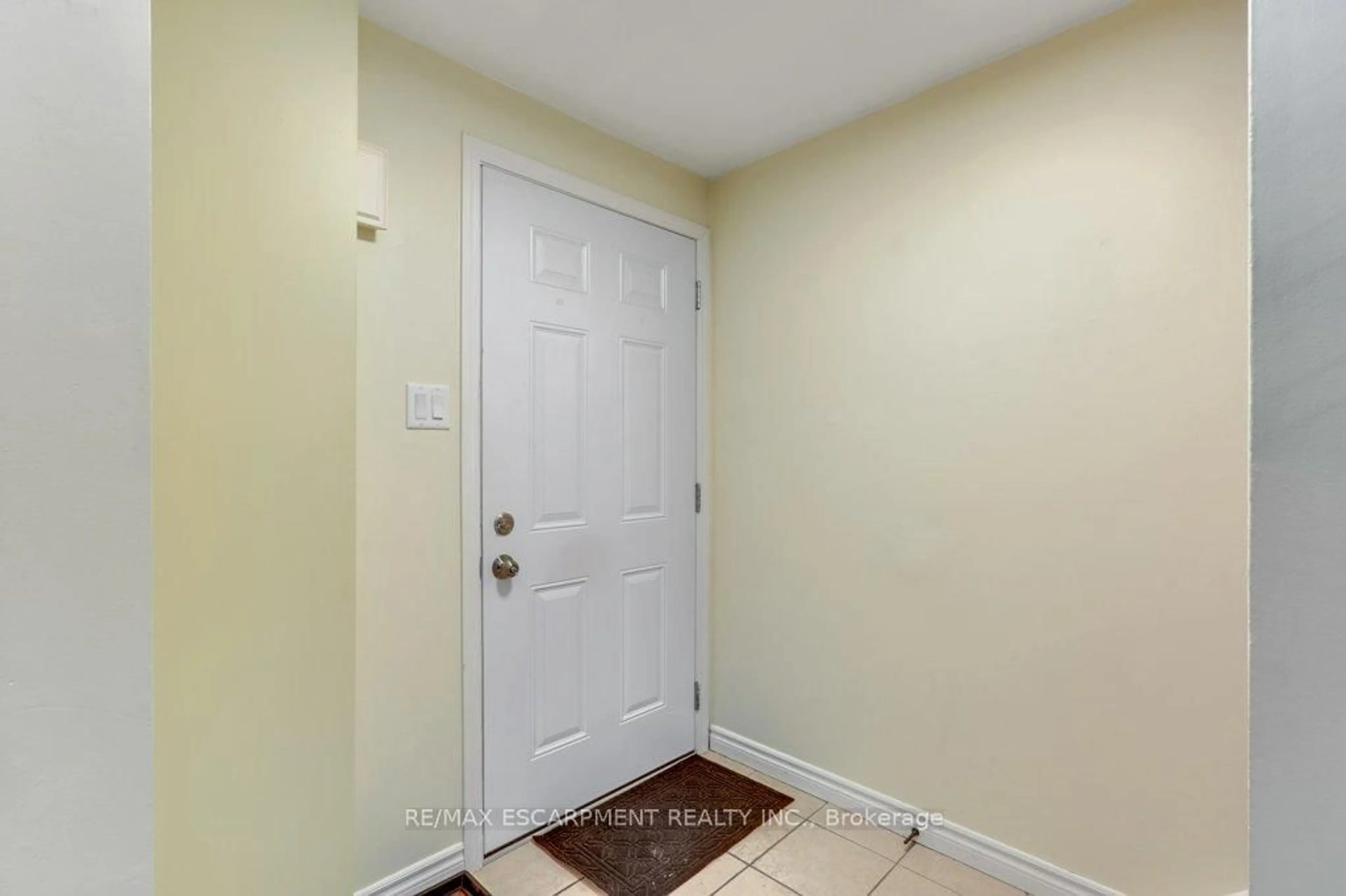 Indoor entryway for 900 James St #5, Woodstock Ontario N4S 1S4