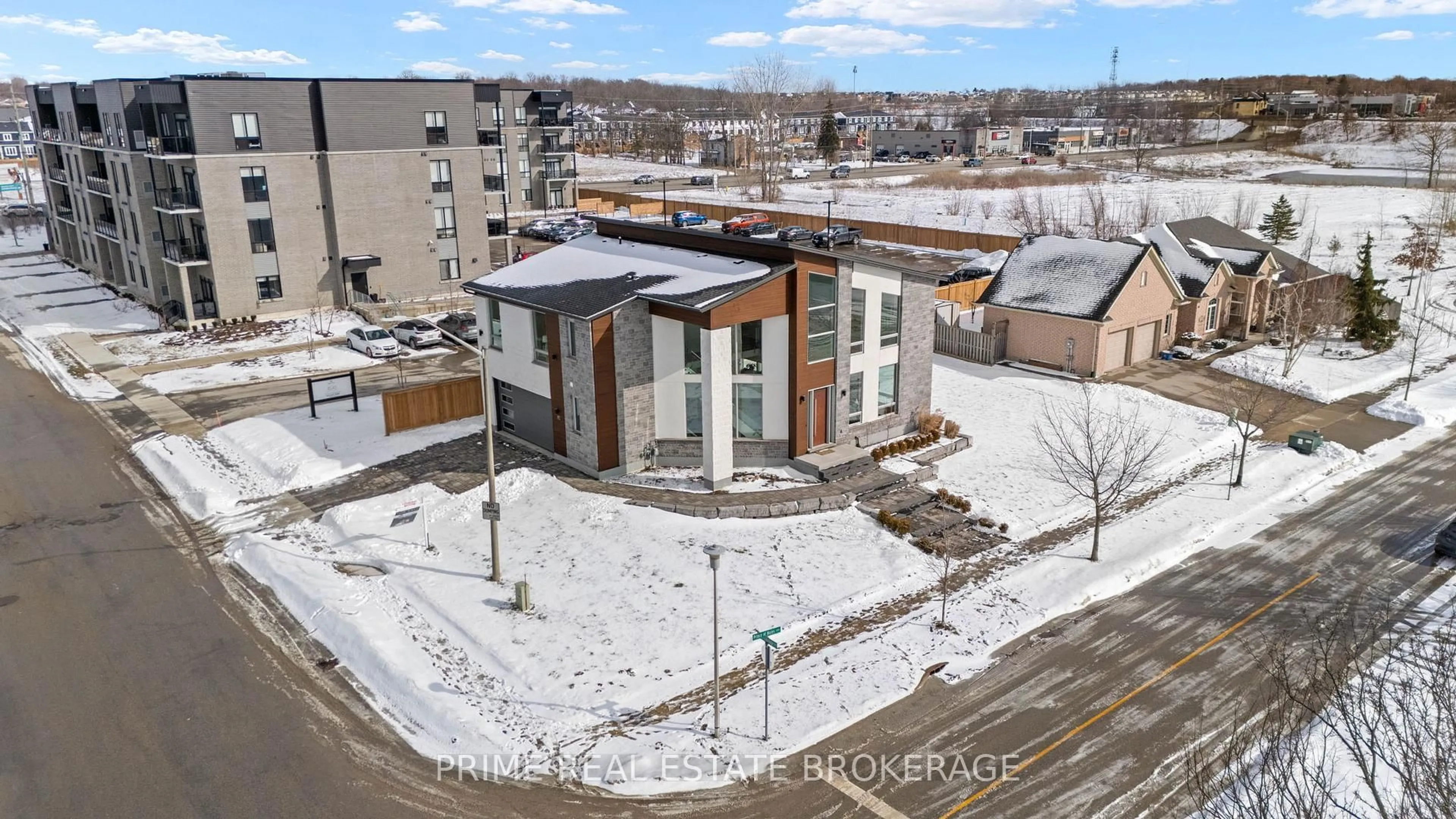 A pic from outside/outdoor area/front of a property/back of a property/a pic from drone, unknown for 115 South Carriage Rd, London North Ontario N6H 0C6