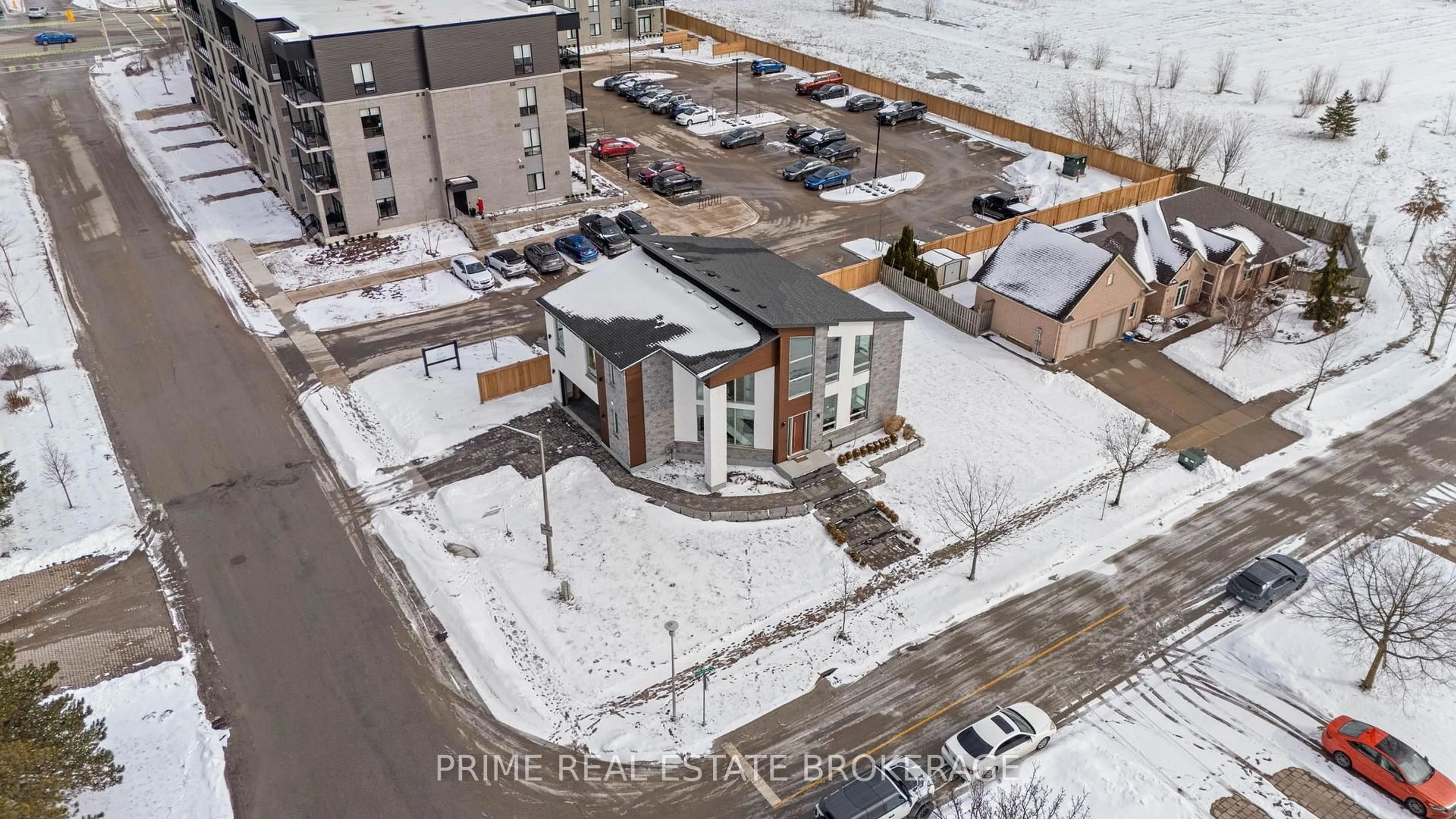 A pic from outside/outdoor area/front of a property/back of a property/a pic from drone, unknown for 115 South Carriage Rd, London North Ontario N6H 0C6