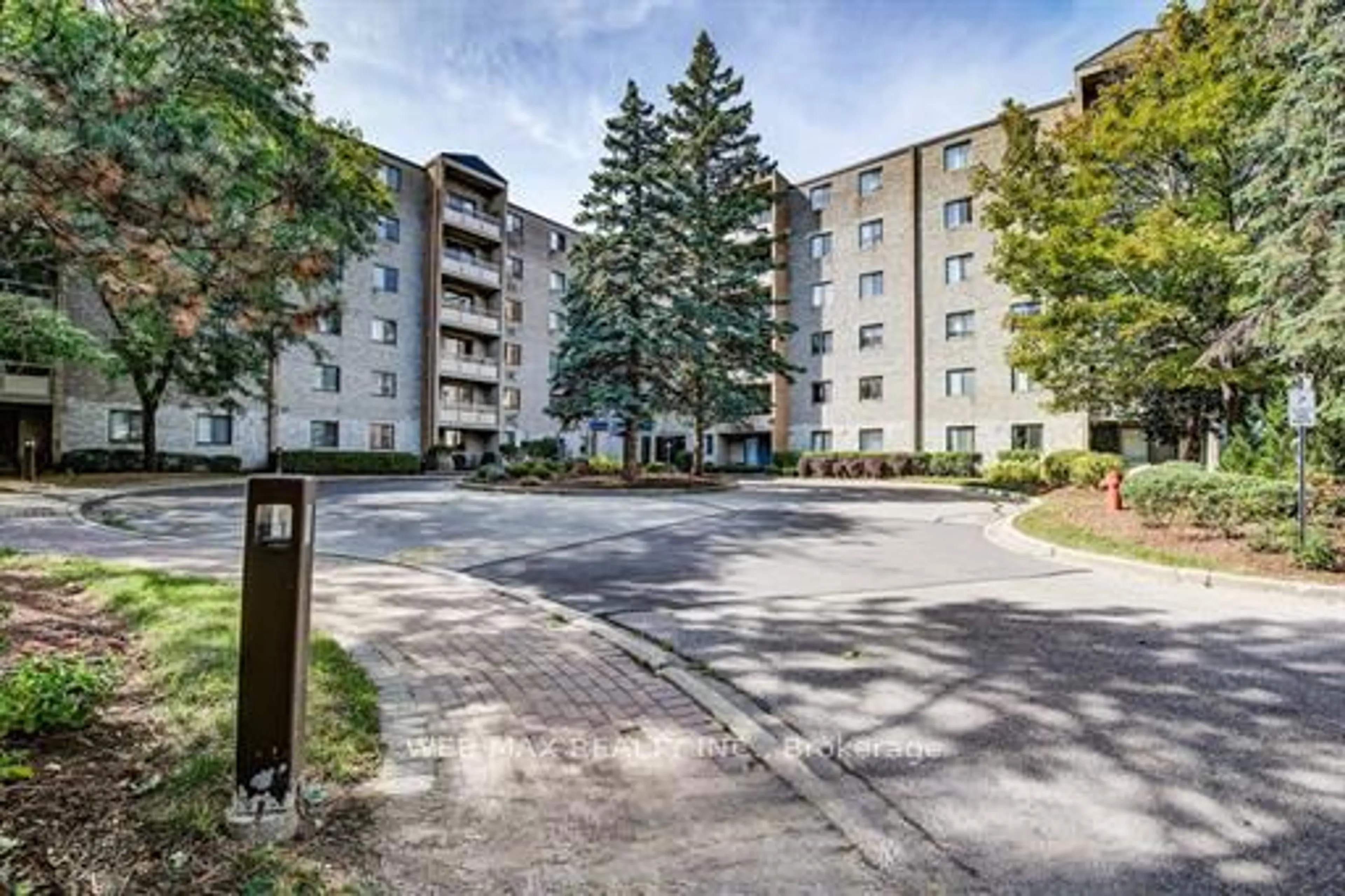 Patio, street for 93 Westwood Rd #311, Guelph Ontario N1H 7J7