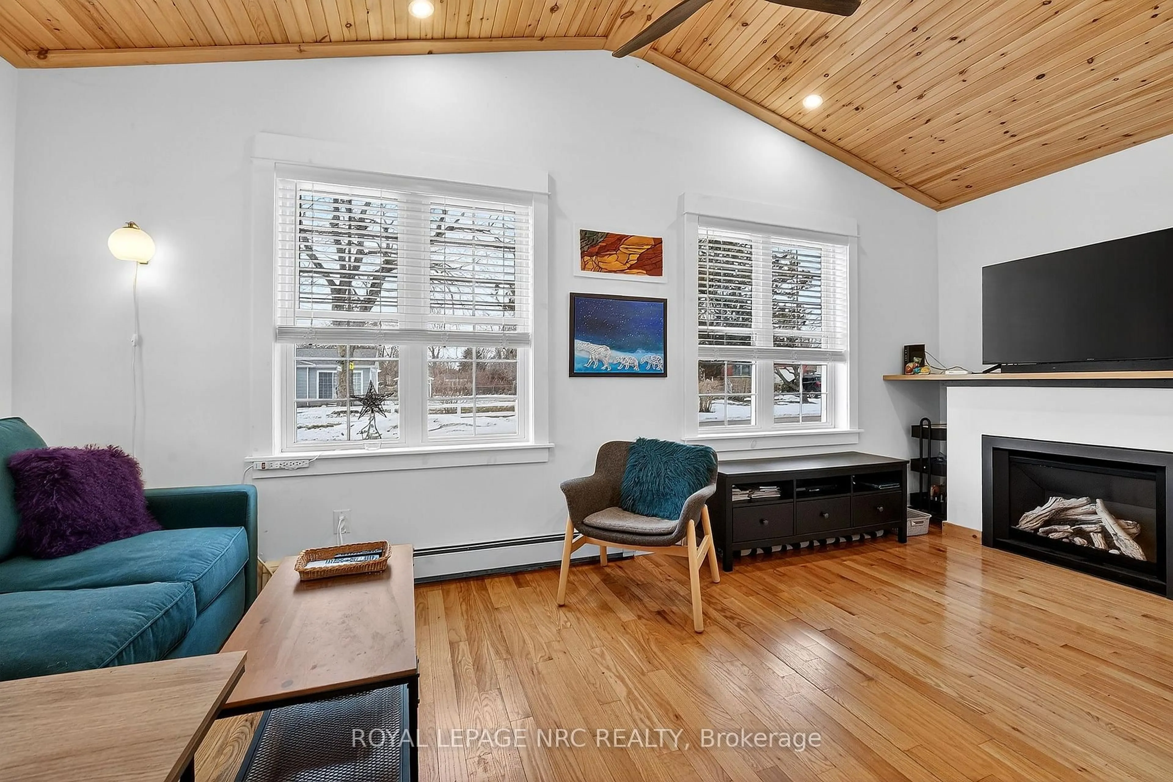 Living room with furniture, wood/laminate floor for 276 Elmwood Ave, Fort Erie Ontario L0S 1B0